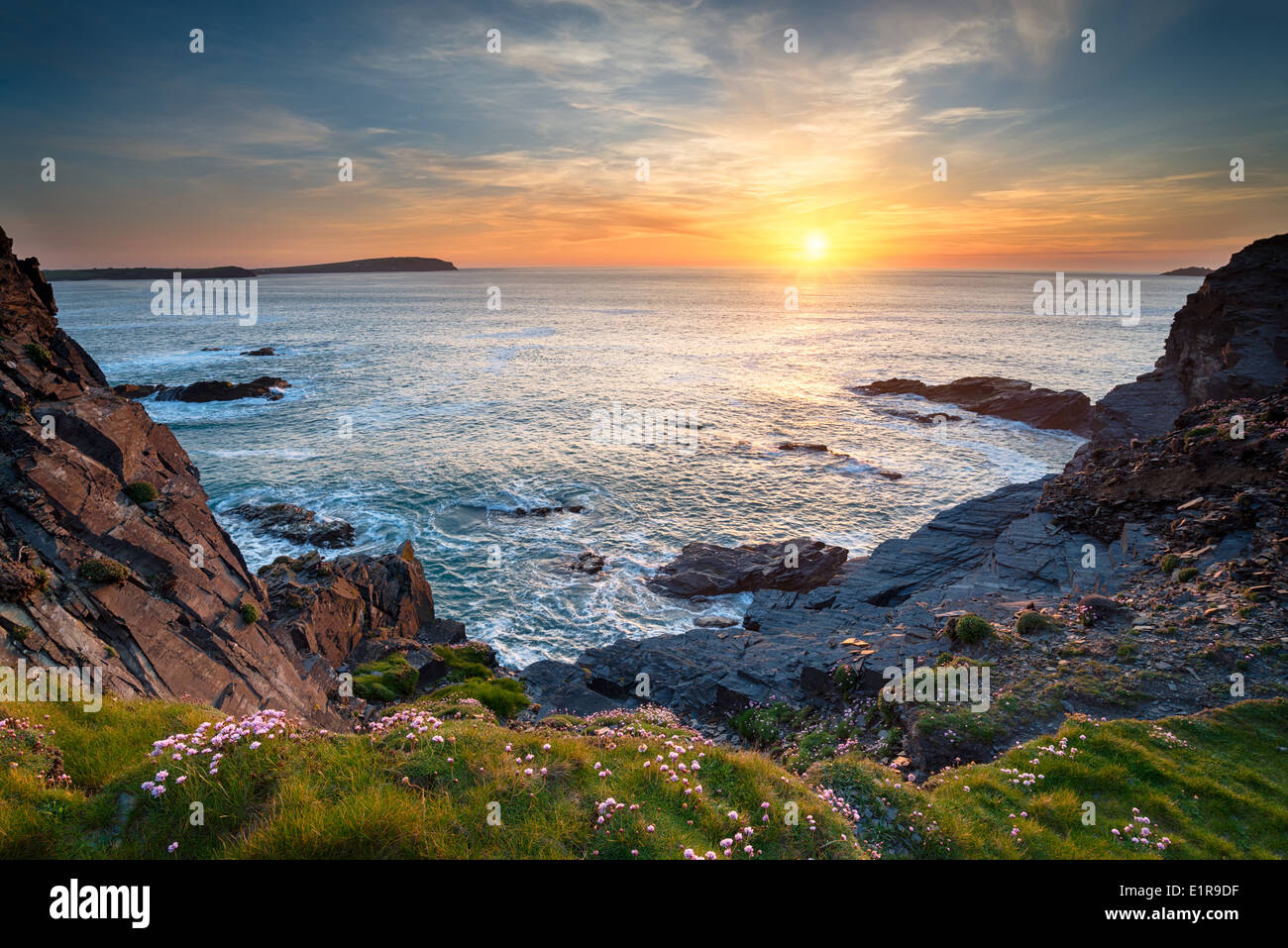 Tramonto a Longcarrow Cove vicino a Padstow in Cornovaglia Foto Stock