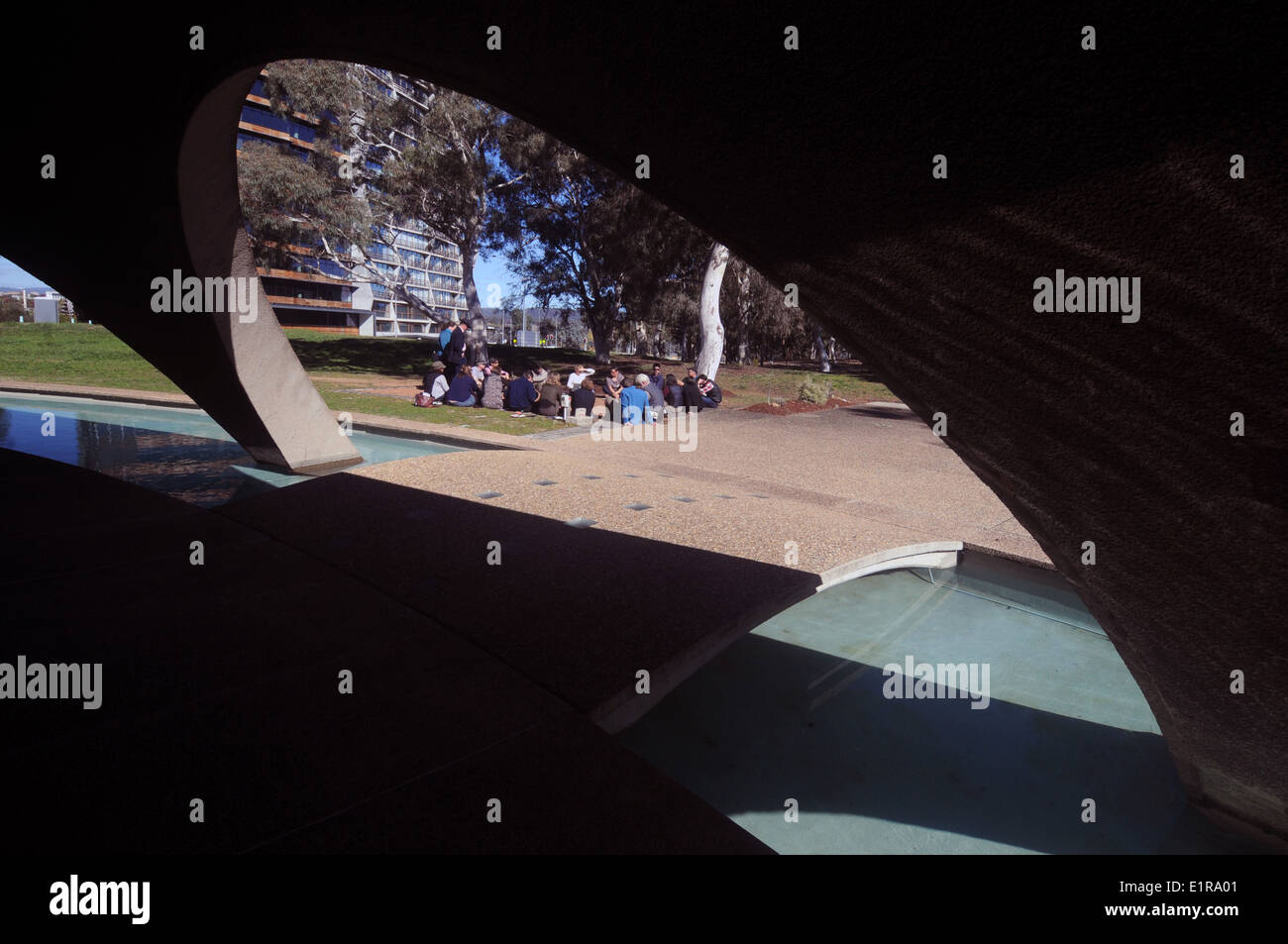 Gli scienziati in chat al di fuori a brillare la cupola, Australian Academy of Science, Australian National University di Canberra Foto Stock
