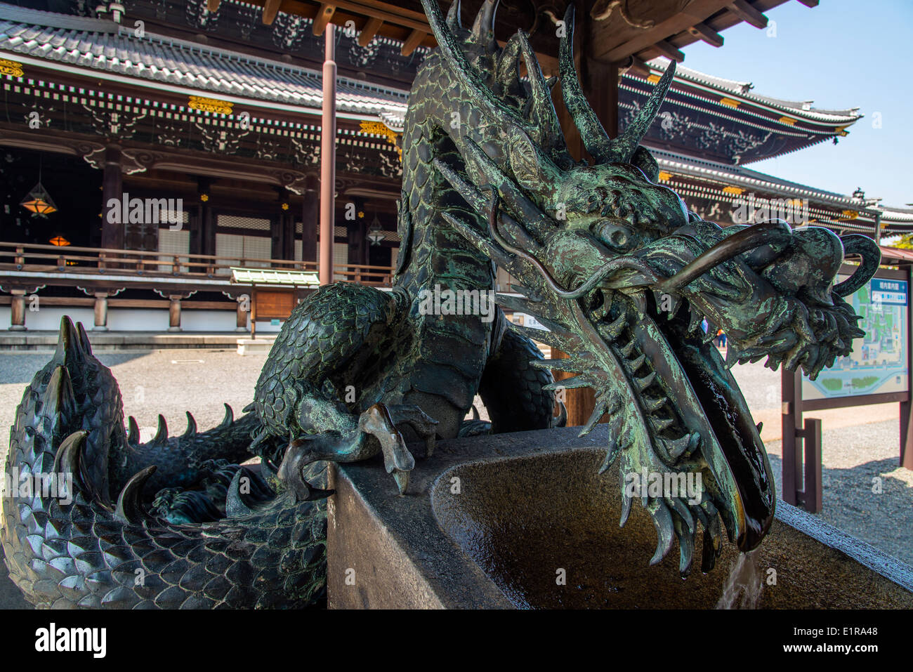 Acqua di bronzo dragon fontana, Higashi-Honganji tempio, Kyoto, Giappone Foto Stock