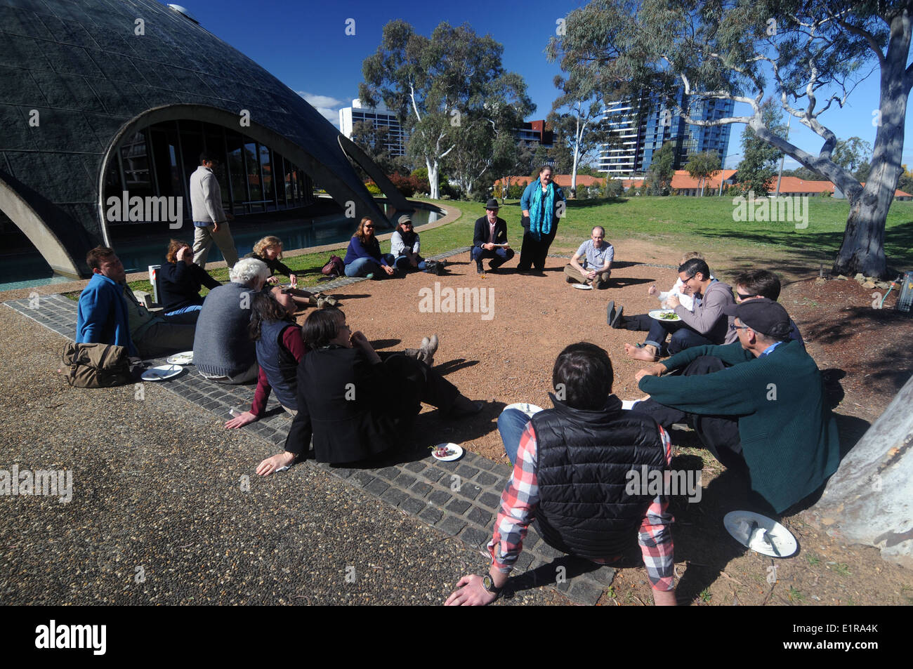 Gli scienziati riuniti al di fuori a brillare la cupola, Australian Academy of Science, Australian National University di Canberra Foto Stock