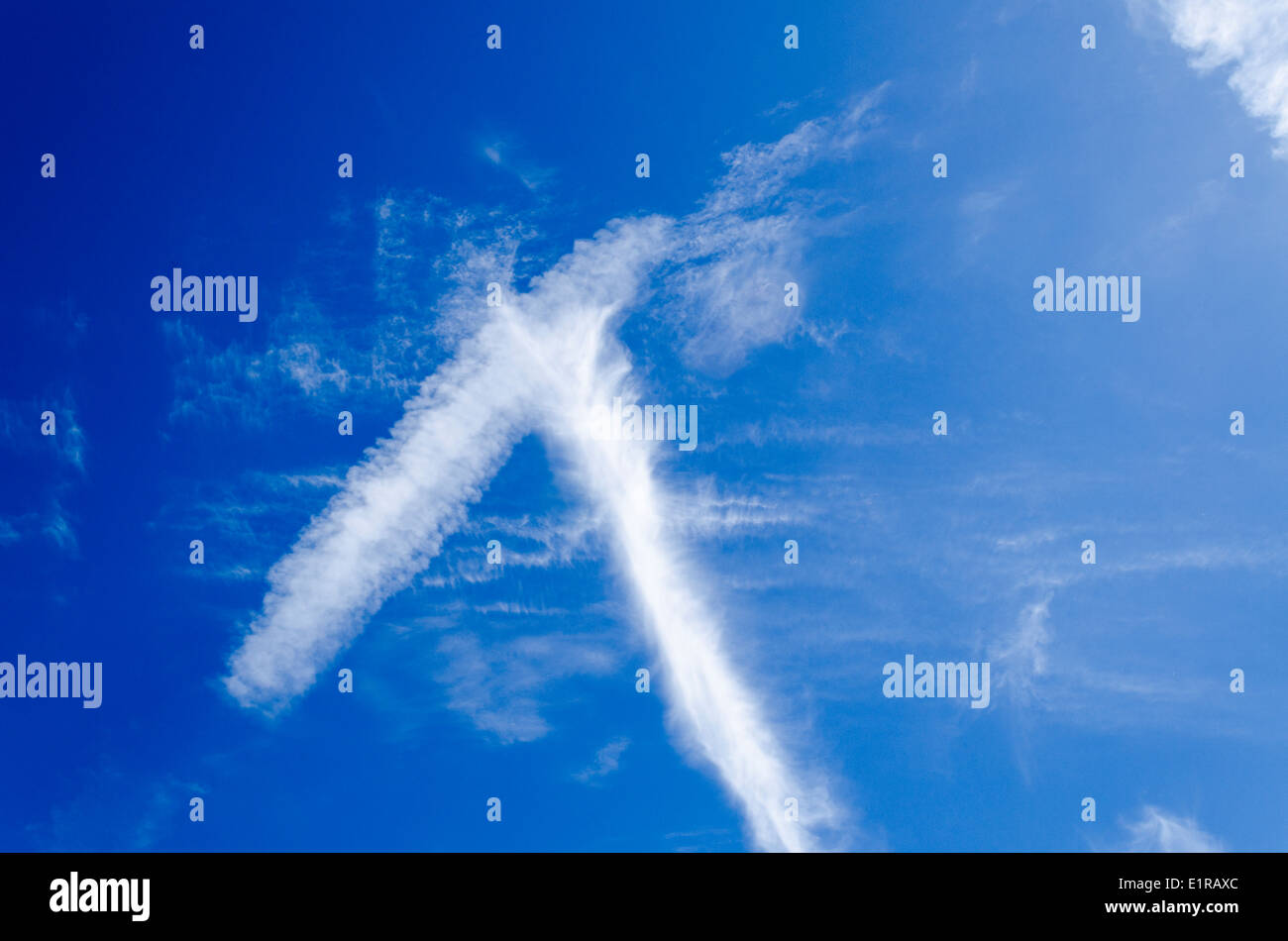 Bianchi e soffici nuvole nel cielo blu Foto Stock