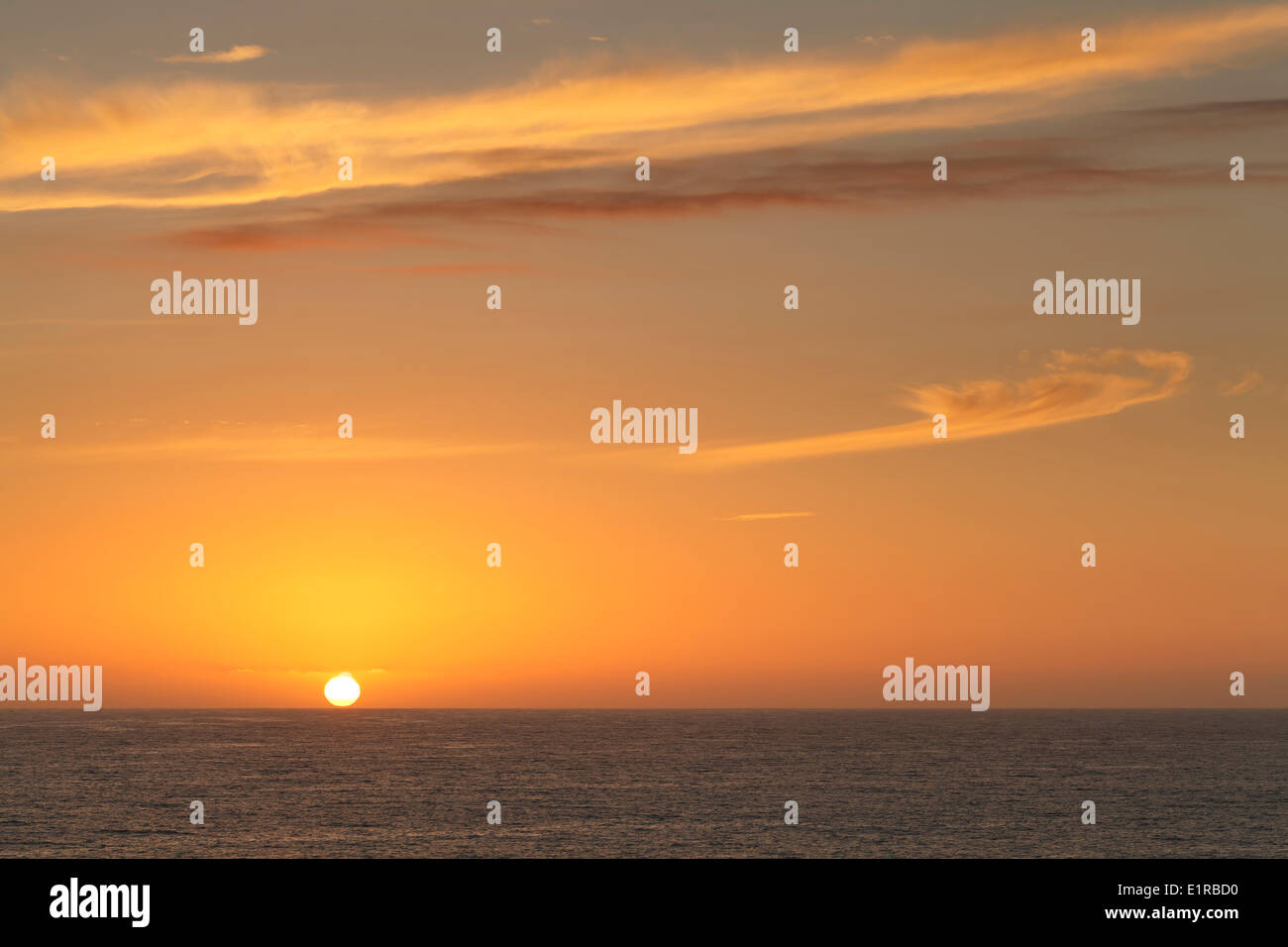 Regolazione del sole appena sopra l'orizzonte dell'Oceano Atlantico. Foto Stock