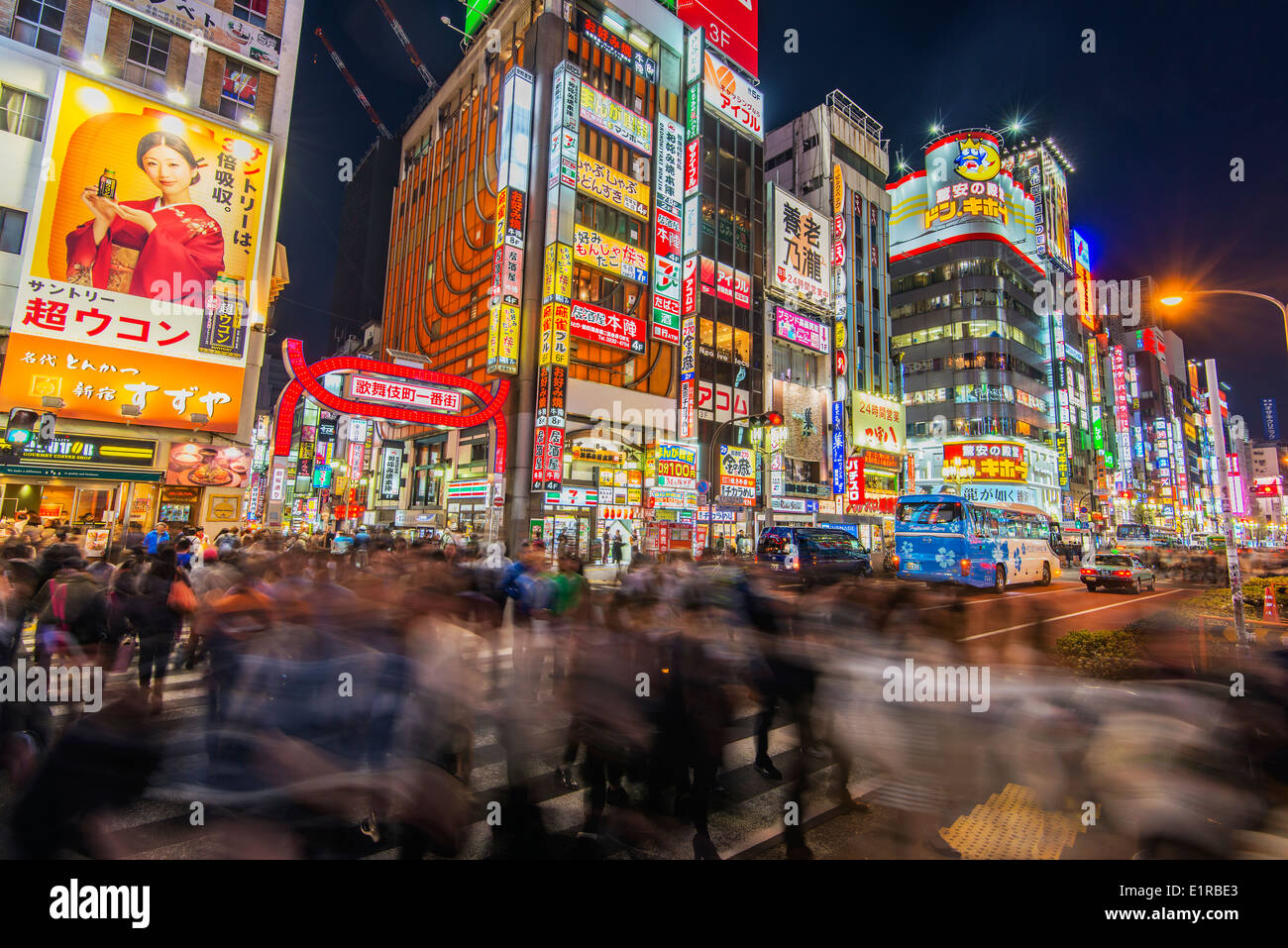 Vista notturna di Kabukicho street, il quartiere a luci rosse di Shinjuku, Tokyo, Giappone Foto Stock