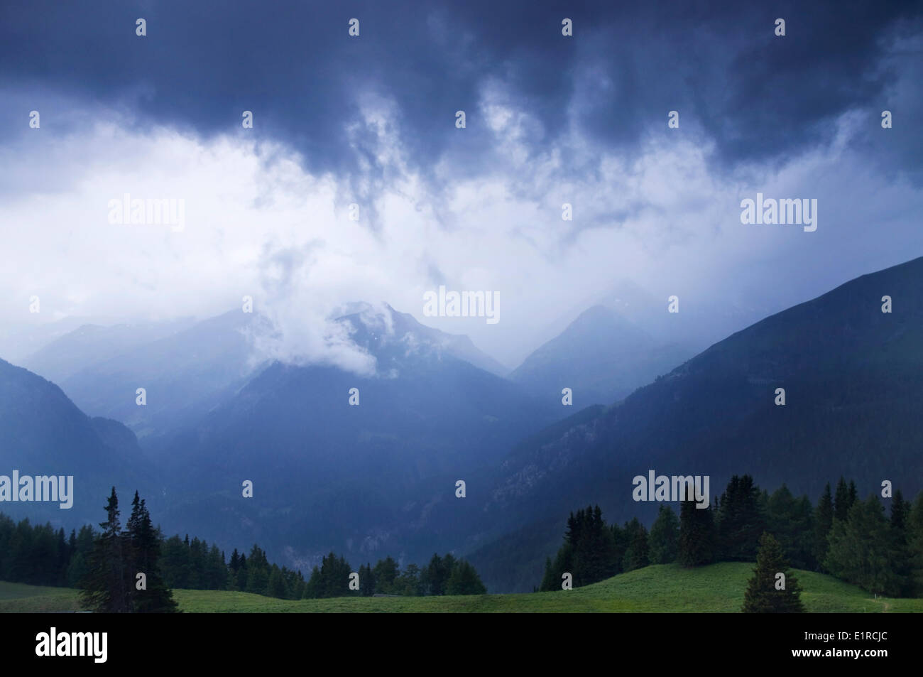 Dark Sky con pioggia nel paesaggio alpino vicino a Heiligenblut in Austria Foto Stock