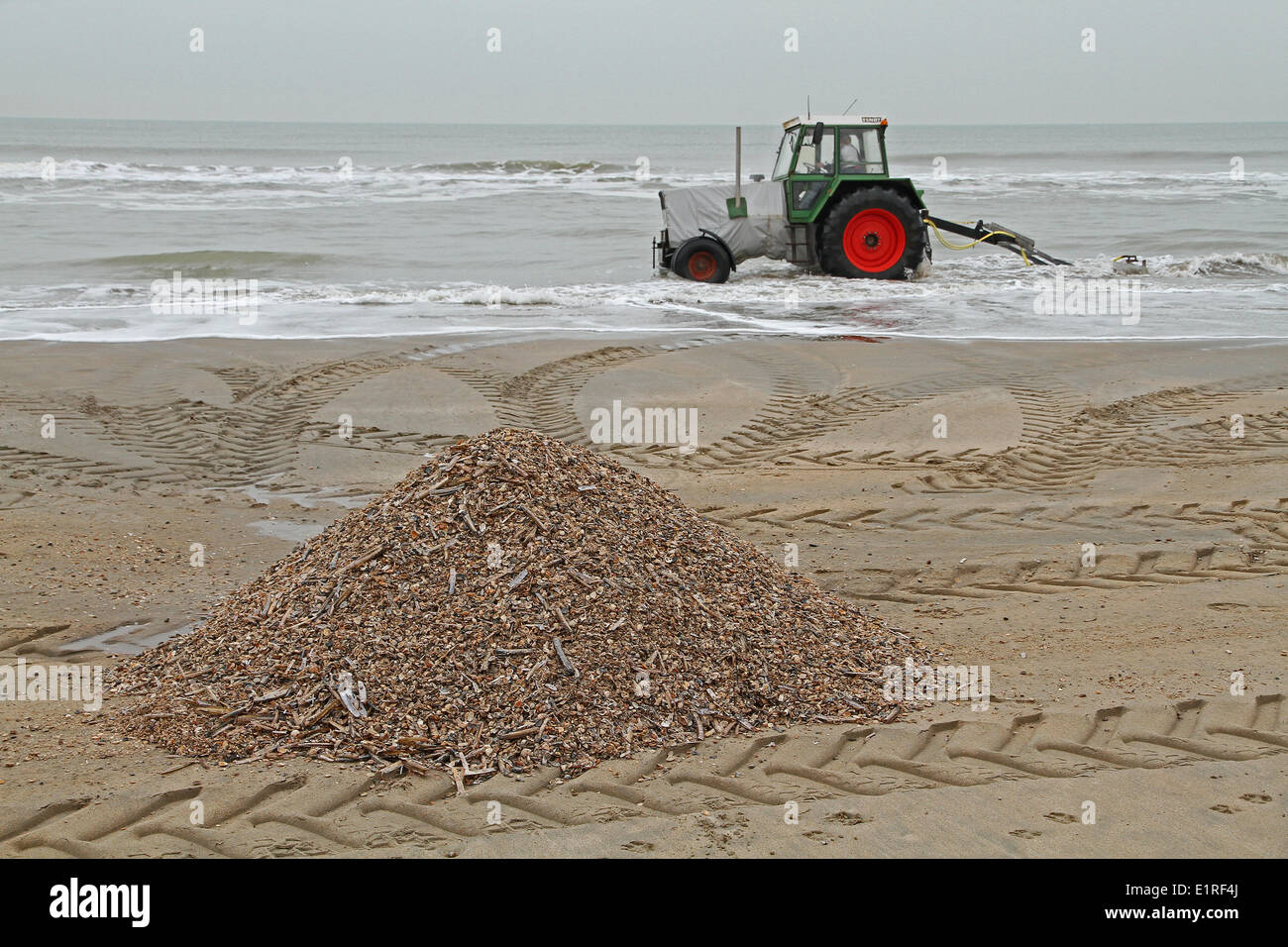 I serbatoi di raccolta con una rete di trascinamento lungo la spiaggia Foto Stock