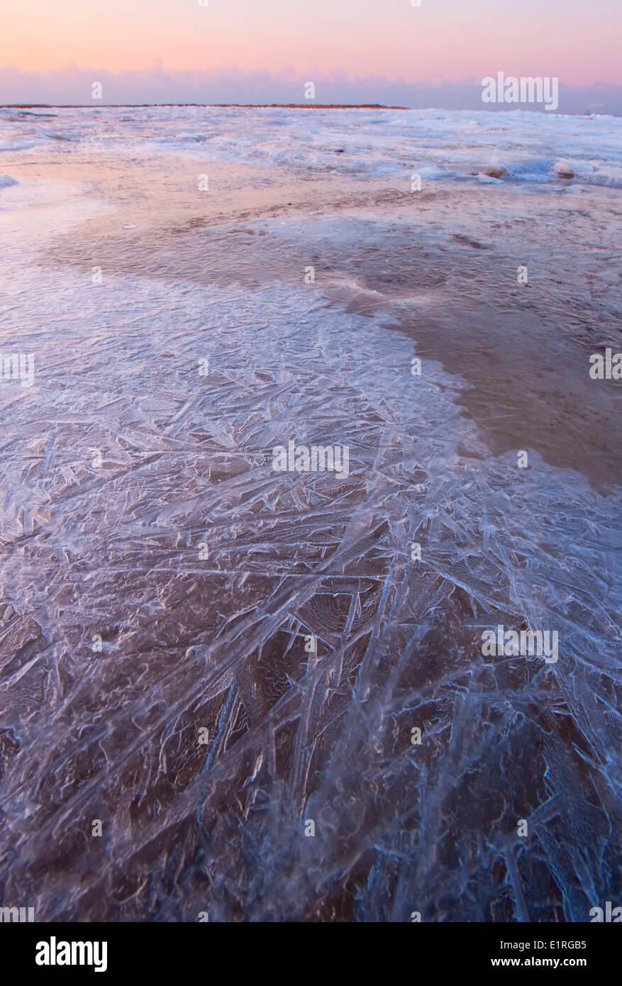 Mare la formazione del ghiaccio nel delta olandese al tramonto Foto Stock