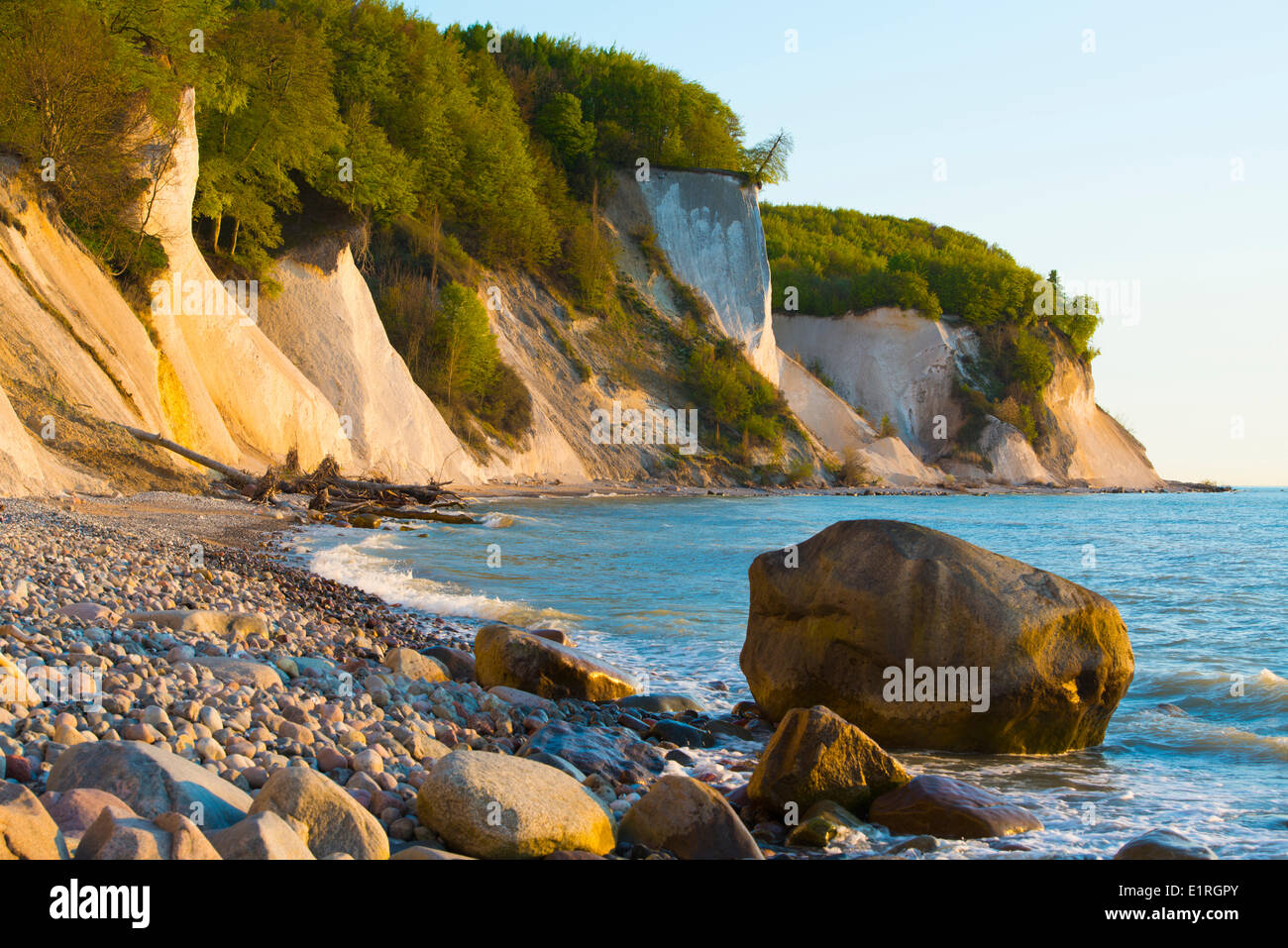 Chalk scogliere lungo la costa del mar Baltico del Jasmund National Park in Germania Foto Stock