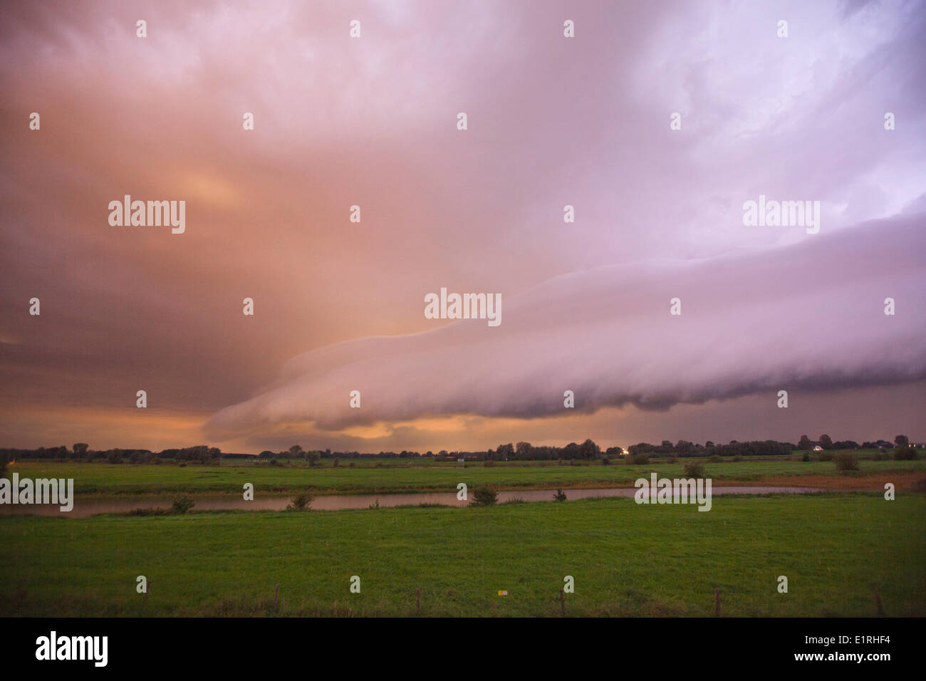 Tempesta in arrivo sopra il fiume IJssel una sera di settembre. Foto Stock