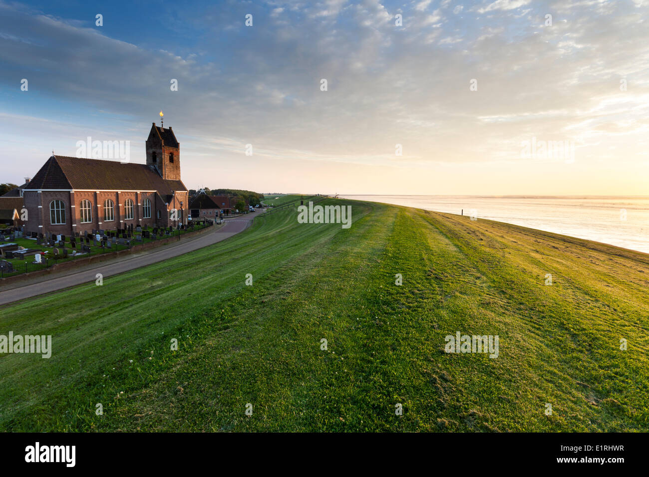 Il idyllical Wierum villaggio in riva al mare della Waddensea. Foto Stock