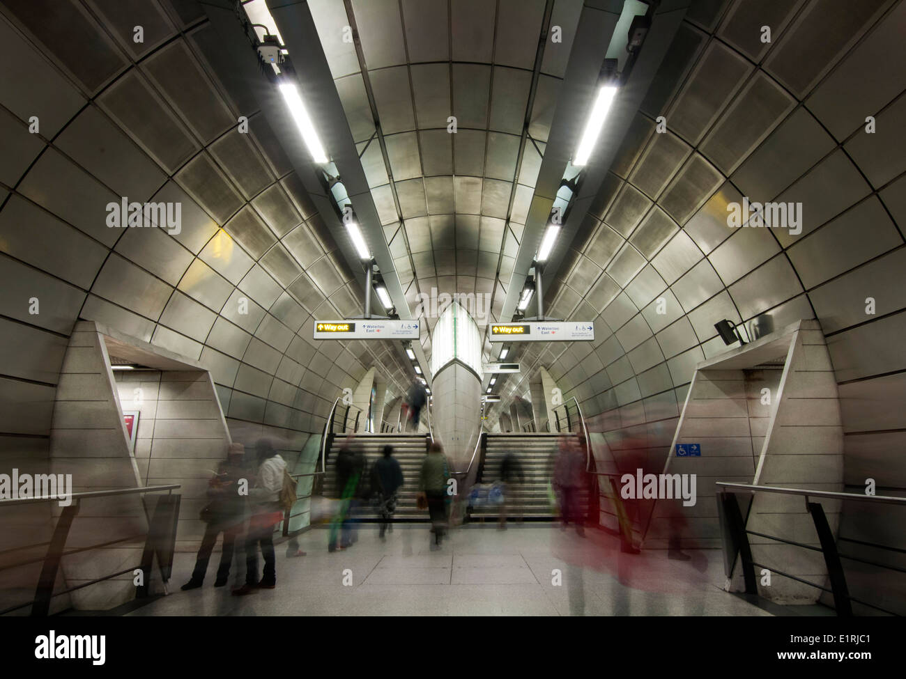Una lunga esposizione colpo di persone che si spostano attraverso la stazione di Southwark sulla metropolitana di Londra, in Inghilterra, Regno Unito Foto Stock
