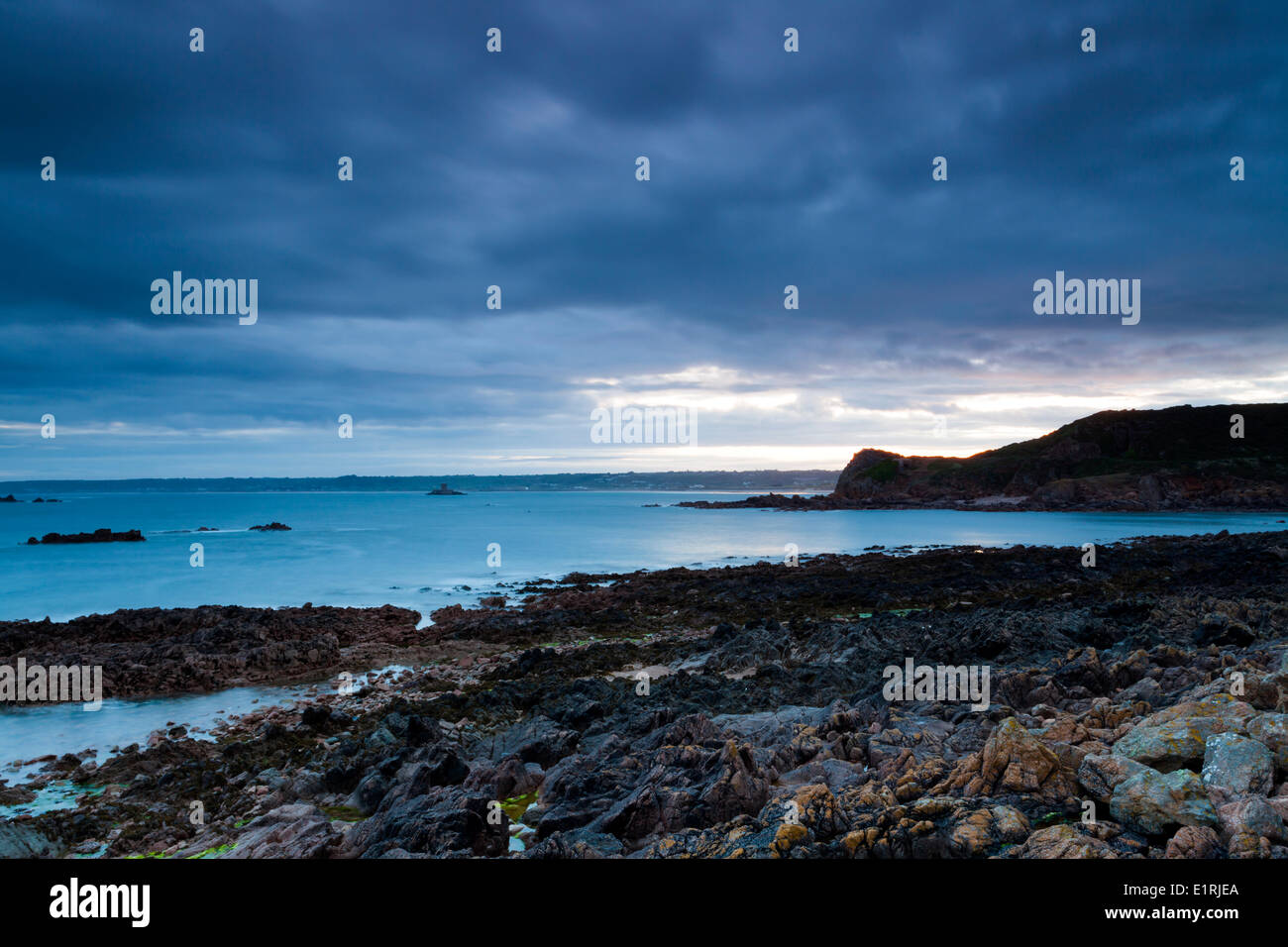 Una vista su San OuenΓÇÖs baia vicino la Corbiere Lighthouse. Foto Stock