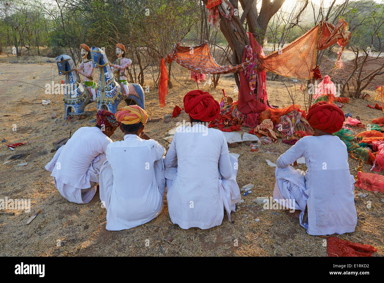 India Rajasthan, Meda village intorno a Jodhpur, Rabari gruppo etnico, preghiera presso Mata Mandir (Tempio madre) Foto Stock