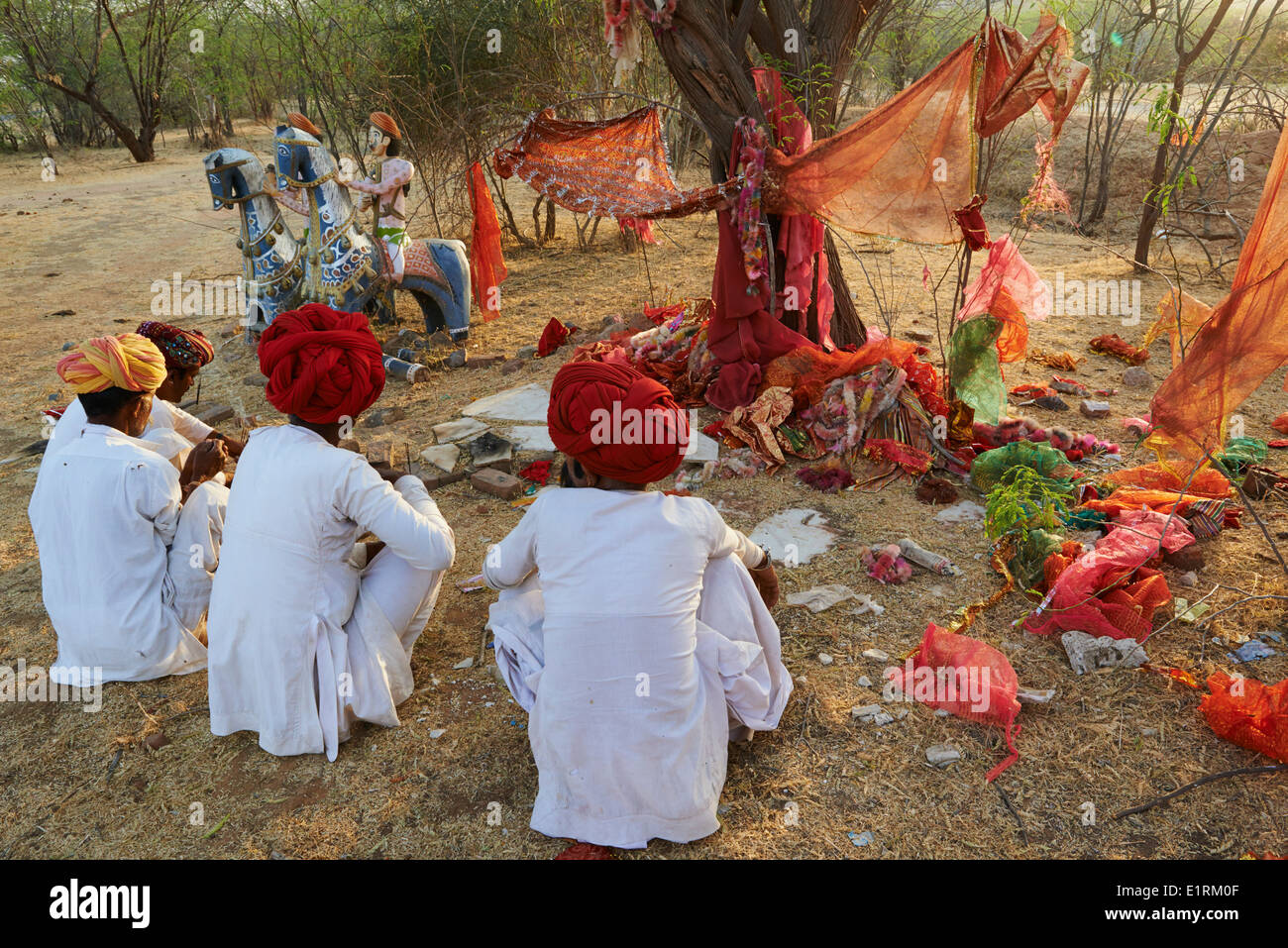 India Rajasthan, Meda village intorno a Jodhpur, Rabari gruppo etnico, preghiera presso Mata Mandir (Tempio madre) Foto Stock