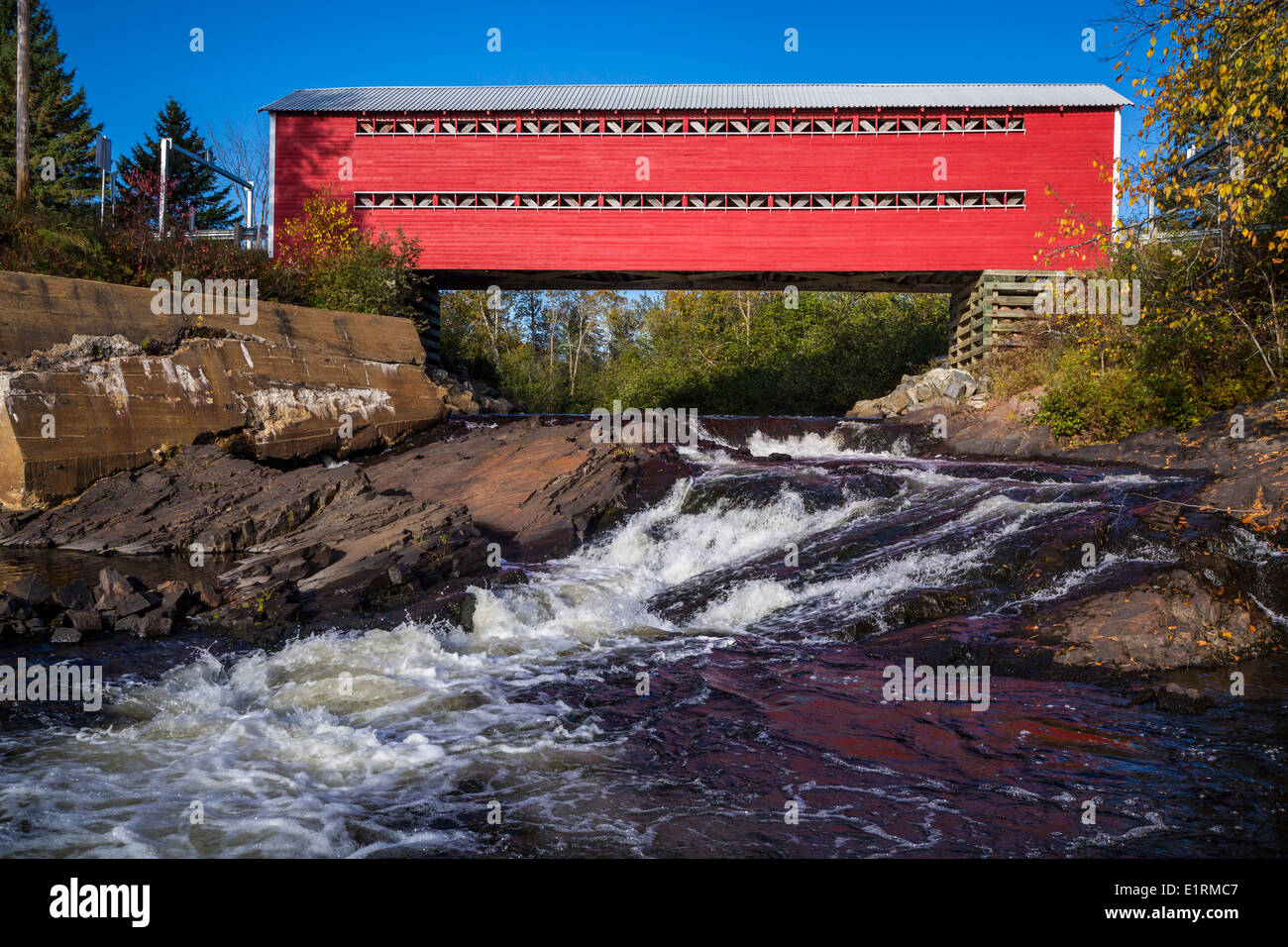 Un rosso ponte coperto, de Saint Mathieu con la caduta delle foglie colore vicino Shawinigan, Quebec, Canada. Foto Stock