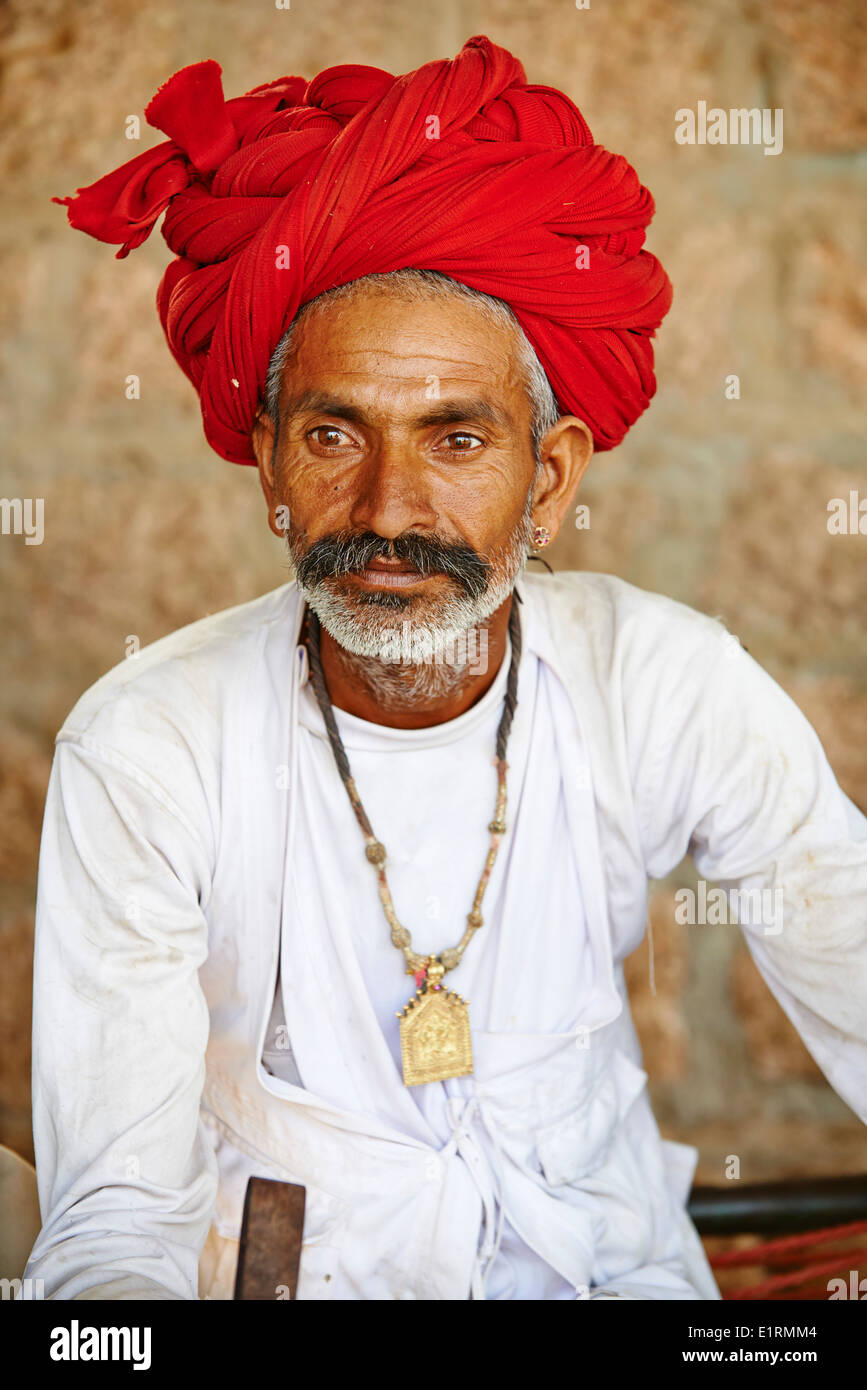 India Rajasthan, Meda village intorno a Jodhpur, Rabari gruppo etnico, Sataram, 43 old Foto Stock