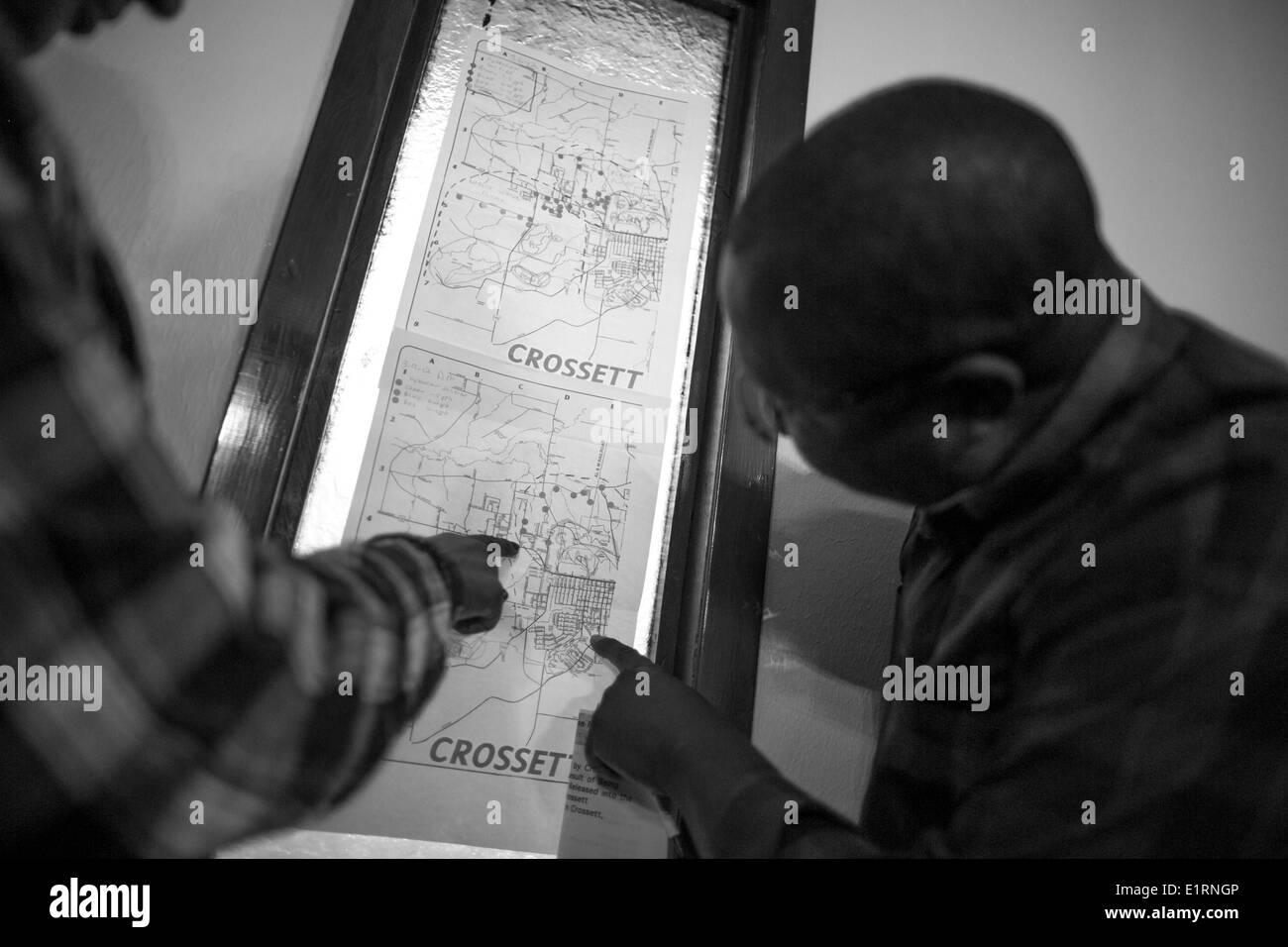 Crossett, Arkansas, Stati Uniti d'America. 16 Mar, 2013. I residenti guardano una mappa che indica i livelli di solfuro di idrogeno in tutta Crossett, Arkansas quartieri durante una riunione pubblica presso la Parola vivente Chiesa di Dio e di Cristo. I risultati del test è tornato molto peggiore del previsto. Molti nella zona incolpare l'impianto per i gravi problemi di salute i residenti sono rivolti. © Nicolaus Czarnecki/ZUMAPRESS.com/Alamy Live News Foto Stock