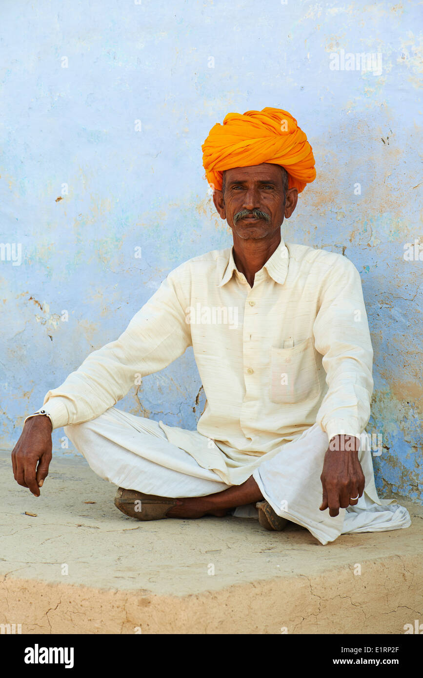India Rajasthan, Meda village intorno a Jodhpur, Rabari gruppo etnico, Karnaram Devasi, 55 old Foto Stock