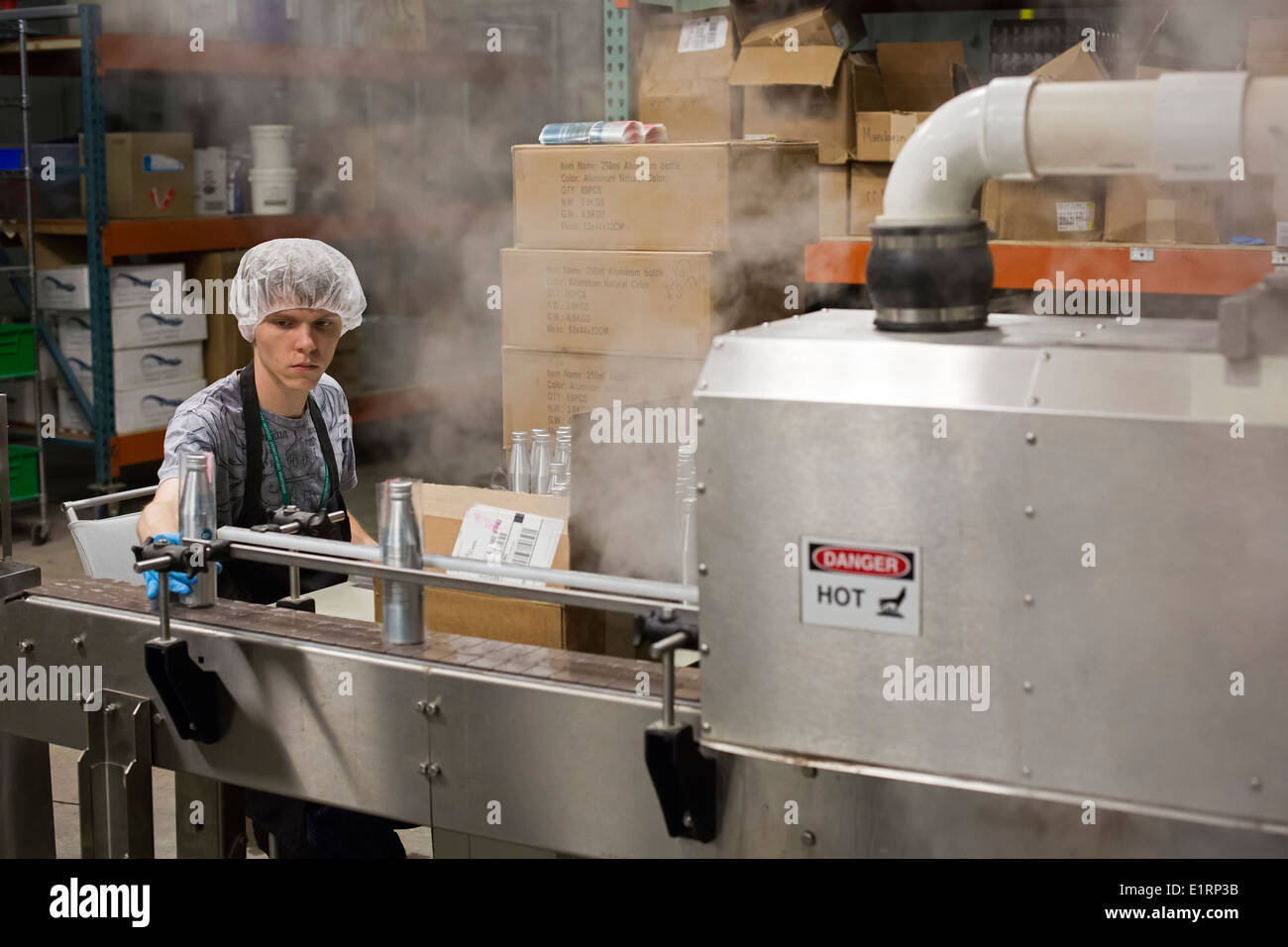 Denver, Colorado - Lavoratori a Dixie elisir bottiglia THC-infuso di soda. Il THC è il principio attivo della marijuana. Foto Stock