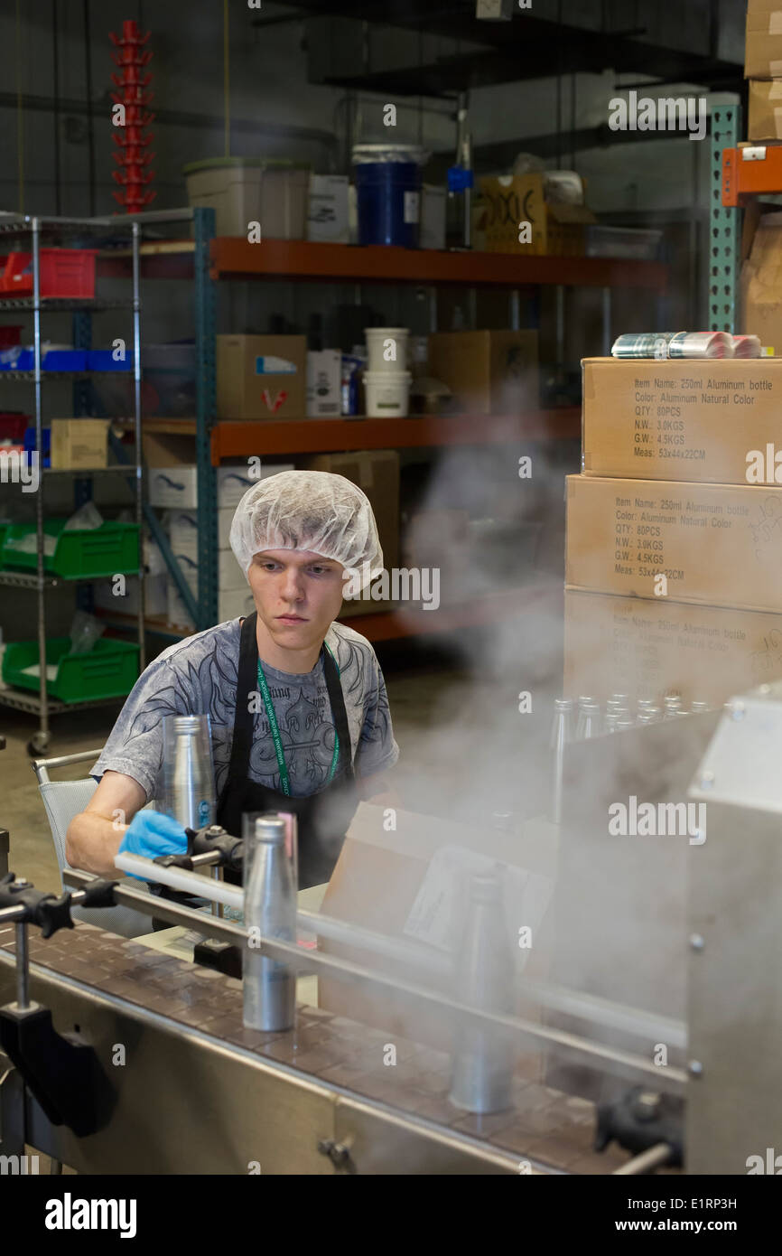 Denver, Colorado - Lavoratori a Dixie elisir bottiglia THC-infuso di soda. Il THC è il principio attivo della marijuana. Foto Stock
