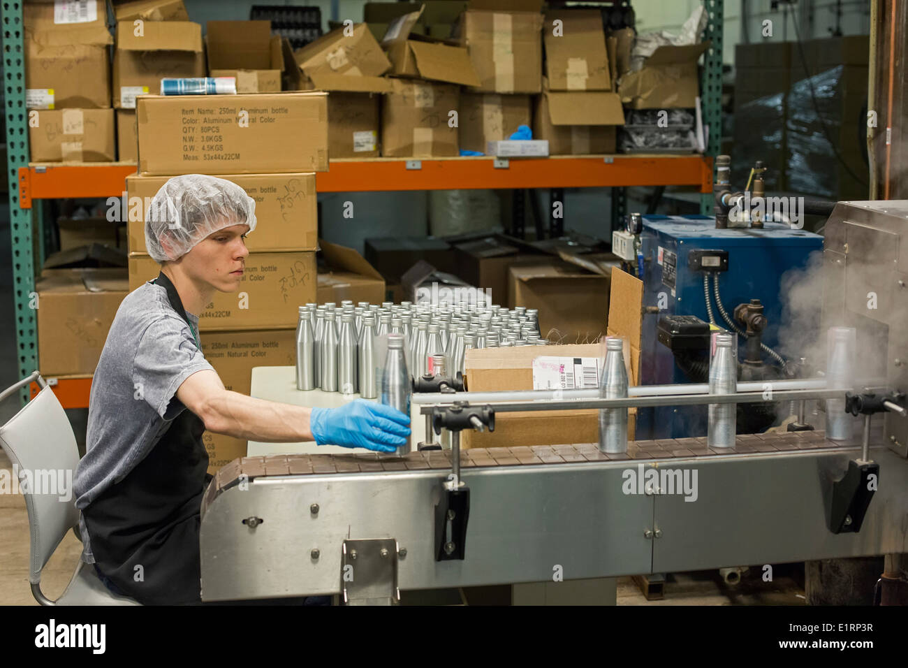 Denver, Colorado - Lavoratori a Dixie elisir bottiglia THC-infuso di soda. Il THC è il principio attivo della marijuana. Foto Stock