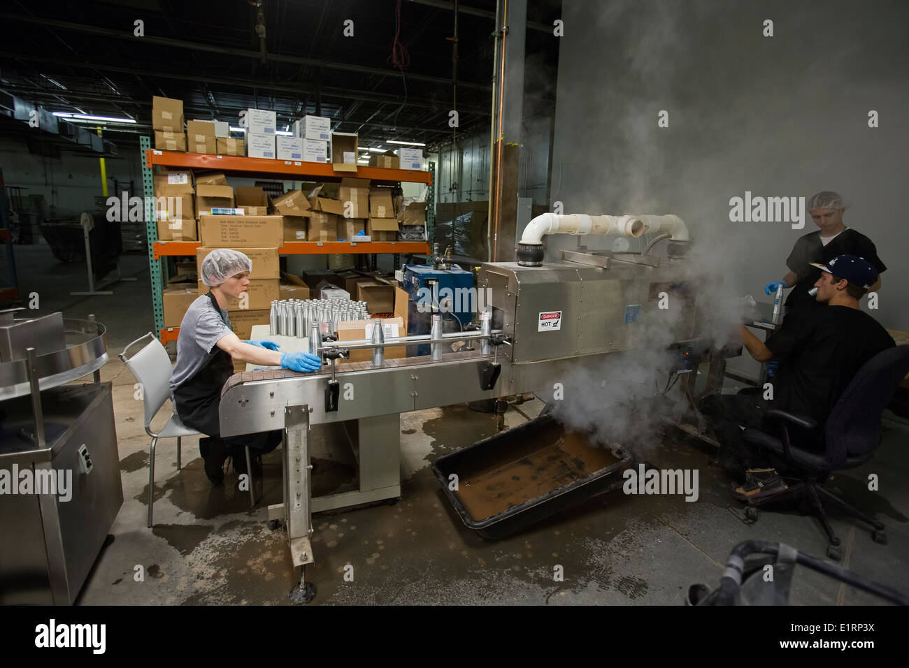 Denver, Colorado - Lavoratori a Dixie elisir bottiglia THC-infuso di soda. Il THC è il principio attivo della marijuana. Foto Stock