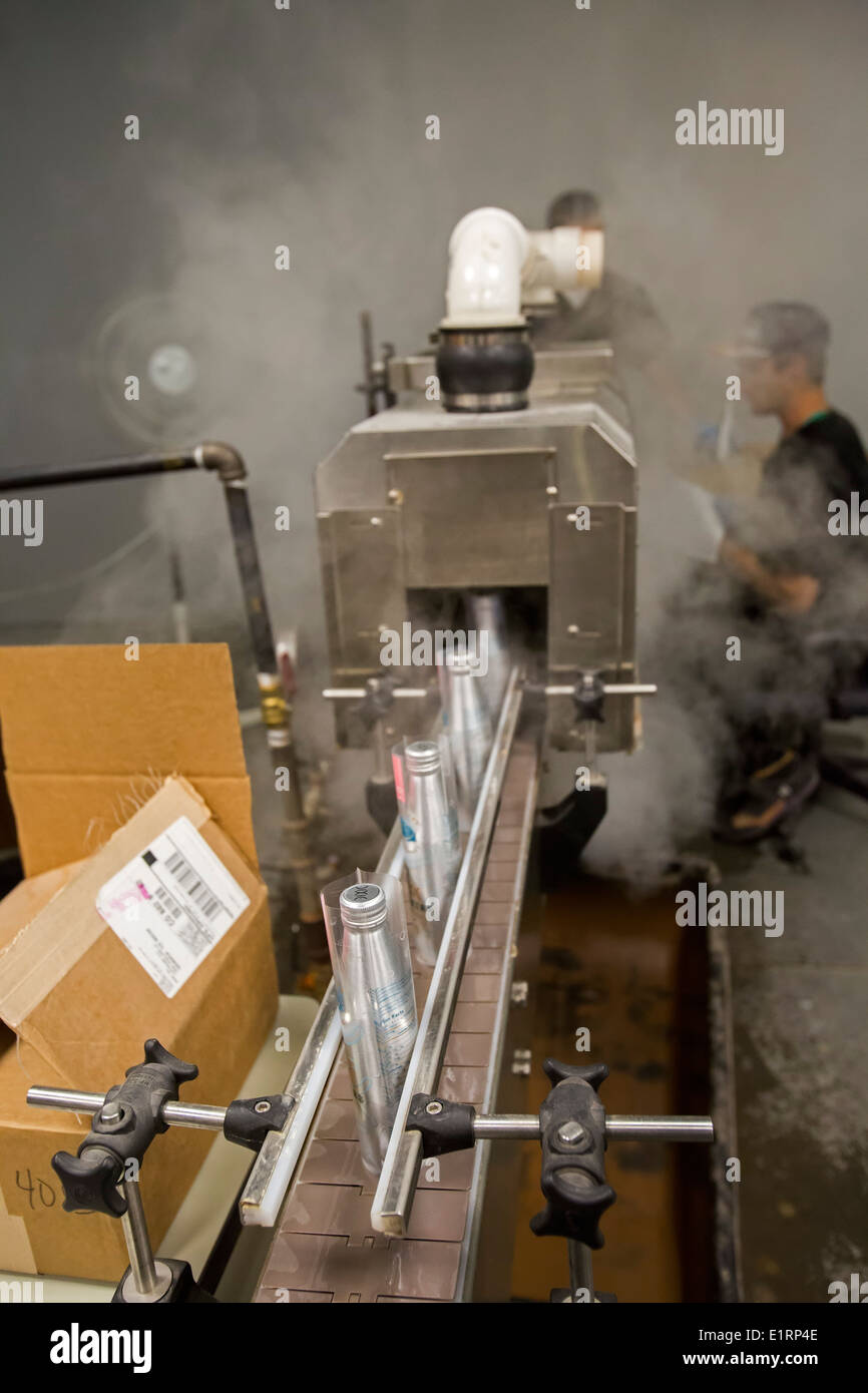 Denver, Colorado - Lavoratori a Dixie elisir bottiglia THC-infuso di soda. Il THC è il principio attivo della marijuana. Foto Stock