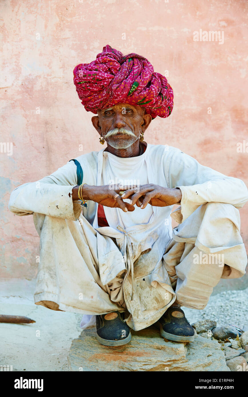 India Rajasthan, Gura Ajba village intorno a Jodhpur, Devasi gruppo etnico, Basanaram Devasi, 60 old Foto Stock