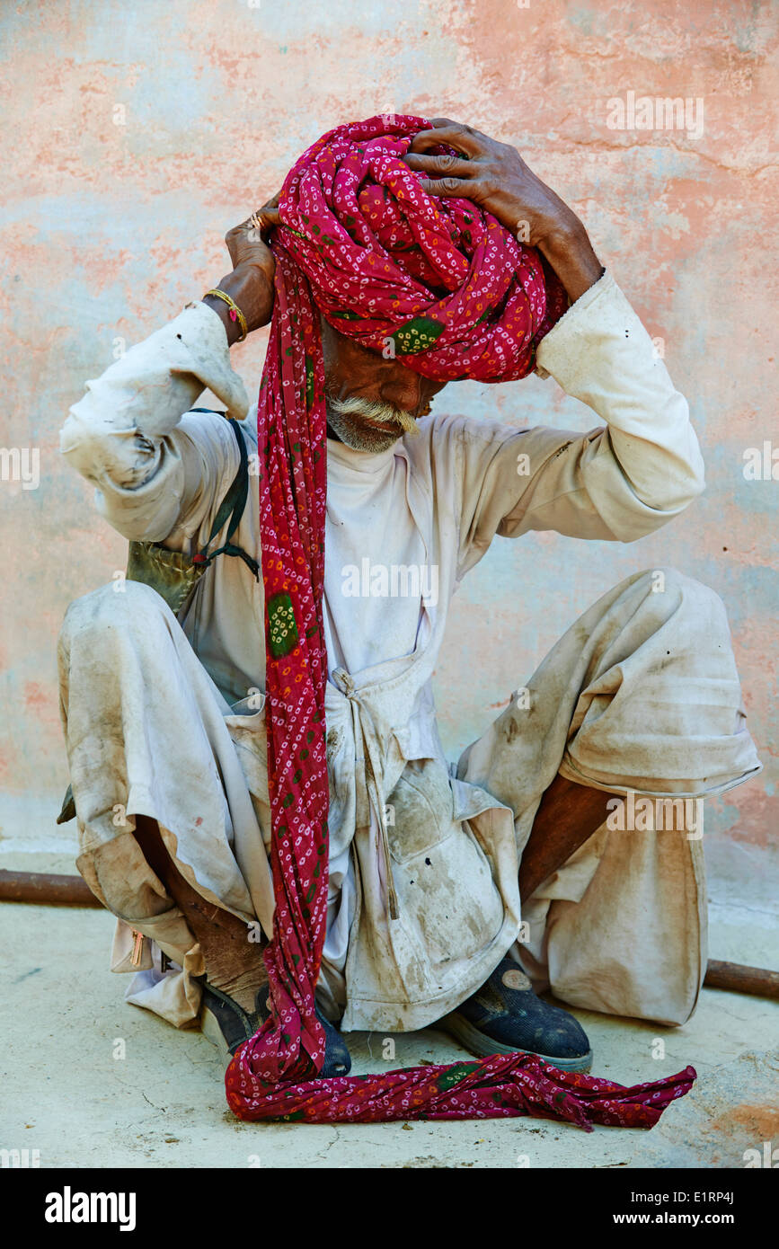 India Rajasthan, Gura Ajba village intorno a Jodhpur, Devasi gruppo etnico, Basanaram Devasi, 60 old Foto Stock