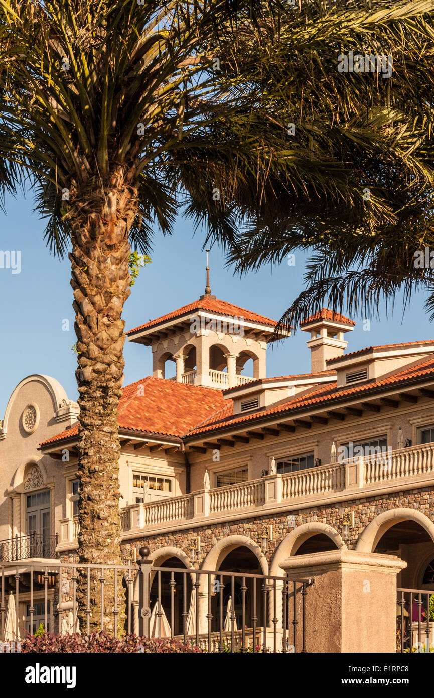 La mattina presto vista del TPC Sawgrass Clubhouse si affaccia sul corso Stadium, casa dei giocatori pro golf championship. Stati Uniti d'America. Foto Stock