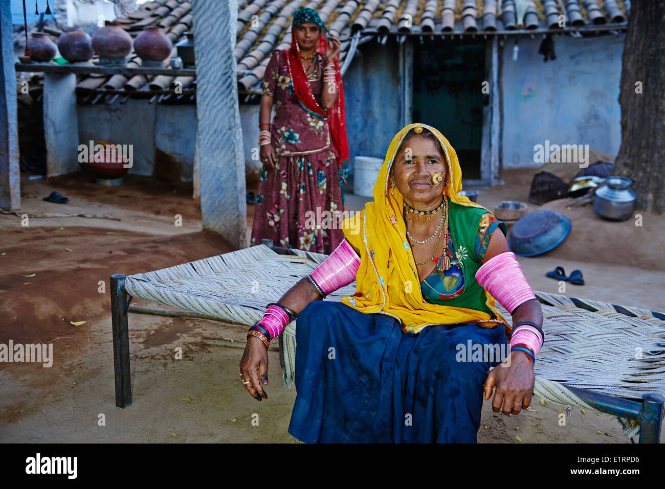 India Rajasthan, Nimaj village intorno a Jodhpur, madre e figlia Foto Stock