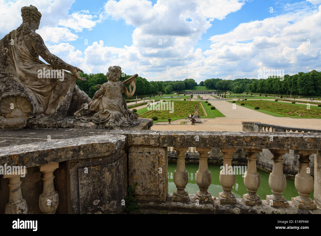 La terrazza e i giardini di Château de Vaux-le-Vicomte vicino a Parigi Foto Stock