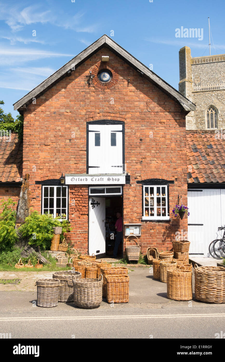 Inghilterra, Suffolk, Orford. Orford craft shop ha occupato un ex cavallo stabile per il passato 40 anni Foto Stock