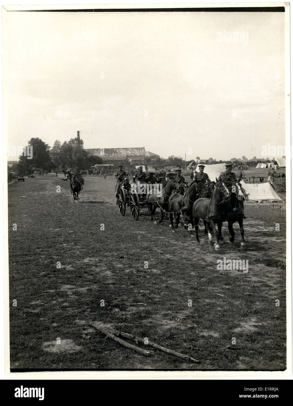 Una fotografia che mostra una sezione di cavo che posa un cavo a Merville, in Francia, come parte delle operazioni militari durante la prima guerra mondiale. Questa immagine raffigura ingegneri militari al lavoro che posa cavi di comunicazione essenziali in un campo di battaglia. Foto Stock