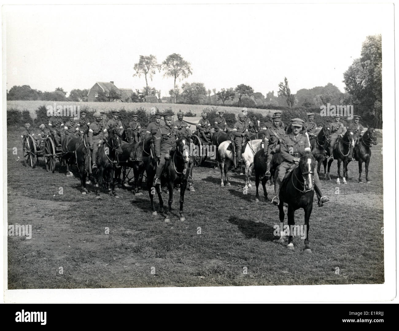 Questa immagine mostra una sezione di segnale al lavoro a Merville, in Francia, durante la prima guerra mondiale. I soldati, comprese unità come il 15th Sikh, il 18th Lancers e il 2nd Gurkhas, sono responsabili del mantenimento delle comunicazioni per il corpo indiano durante la guerra. La foto riflette gli sforzi militari dell'esercito indiano britannico sul fronte occidentale. Foto Stock