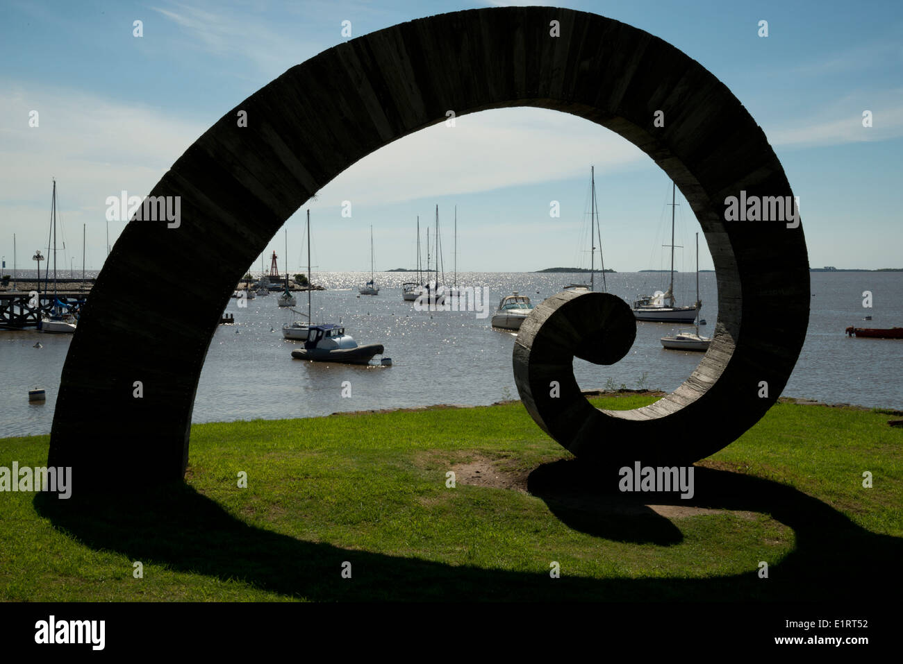 Scultura curva/struttura in Colonia, Uruguay, con il River Plate in background Foto Stock