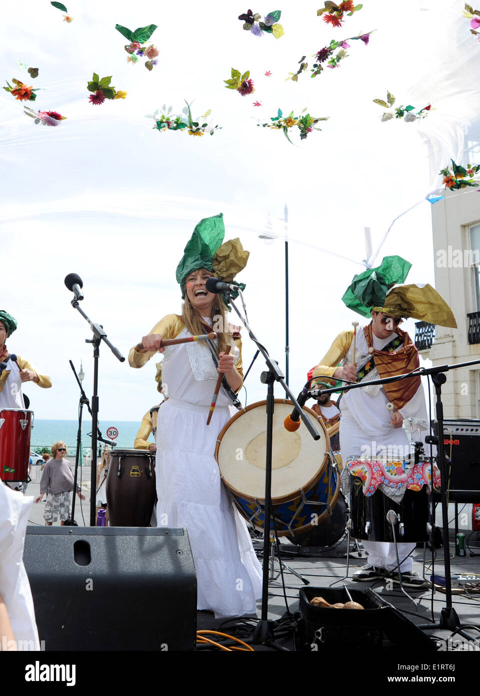 Migliaia di persone godere del bel tempo la musica e il cibo al Kemp Town Carnevale in Brighton Foto Stock