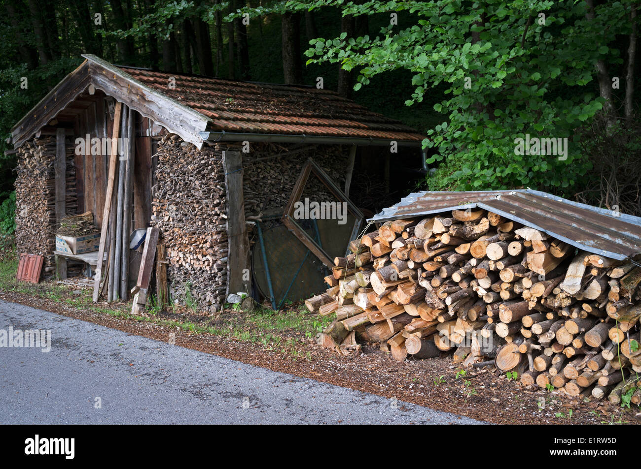 Legna da ardere woodpile, Wagin am see, Baviera, Germania. Foto Stock