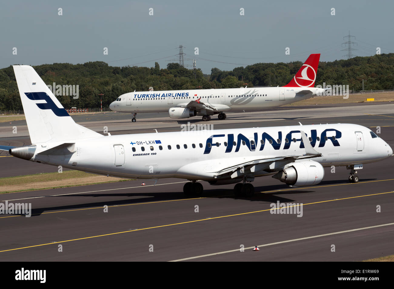 Finnair & Turkish Airlines aeroplani di linea commerciali, l'aeroporto internazionale di Düsseldorf, Germania. Foto Stock