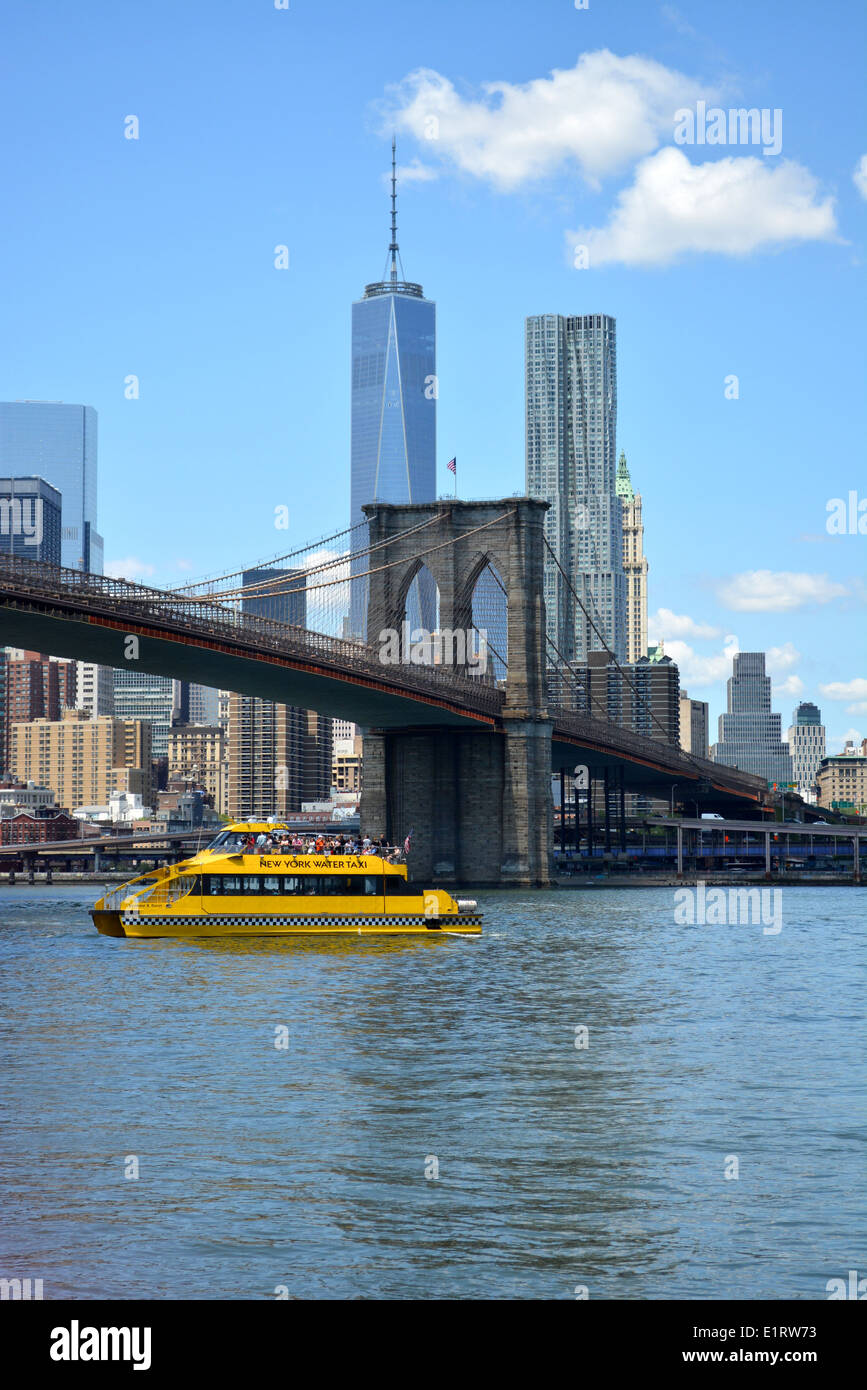 Taxi d'acqua sull'East River in Lower Manhattan. Foto Stock