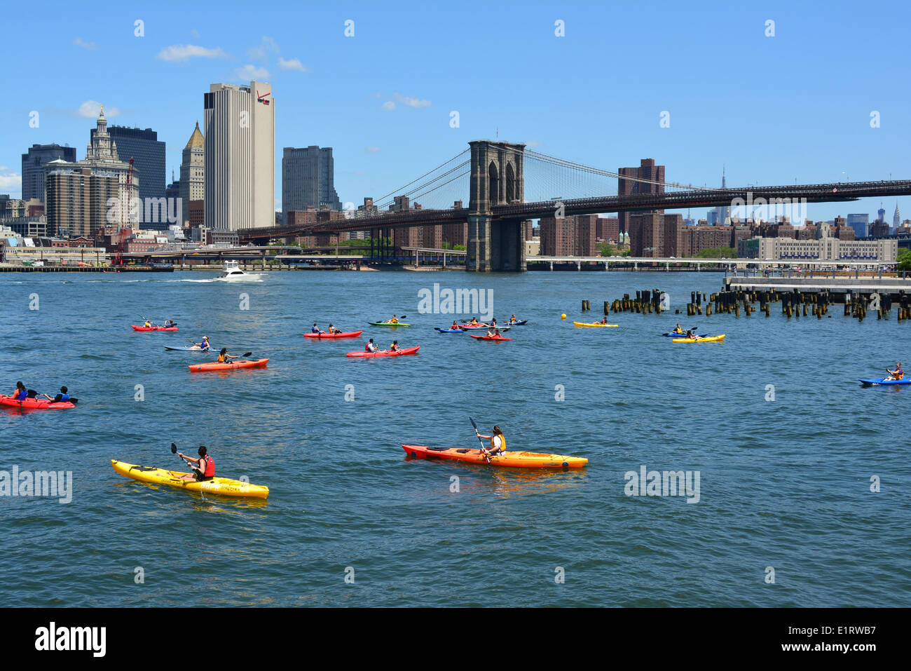 Persone kayak sull'East River con il ponte di Brooklyn in background. Foto Stock