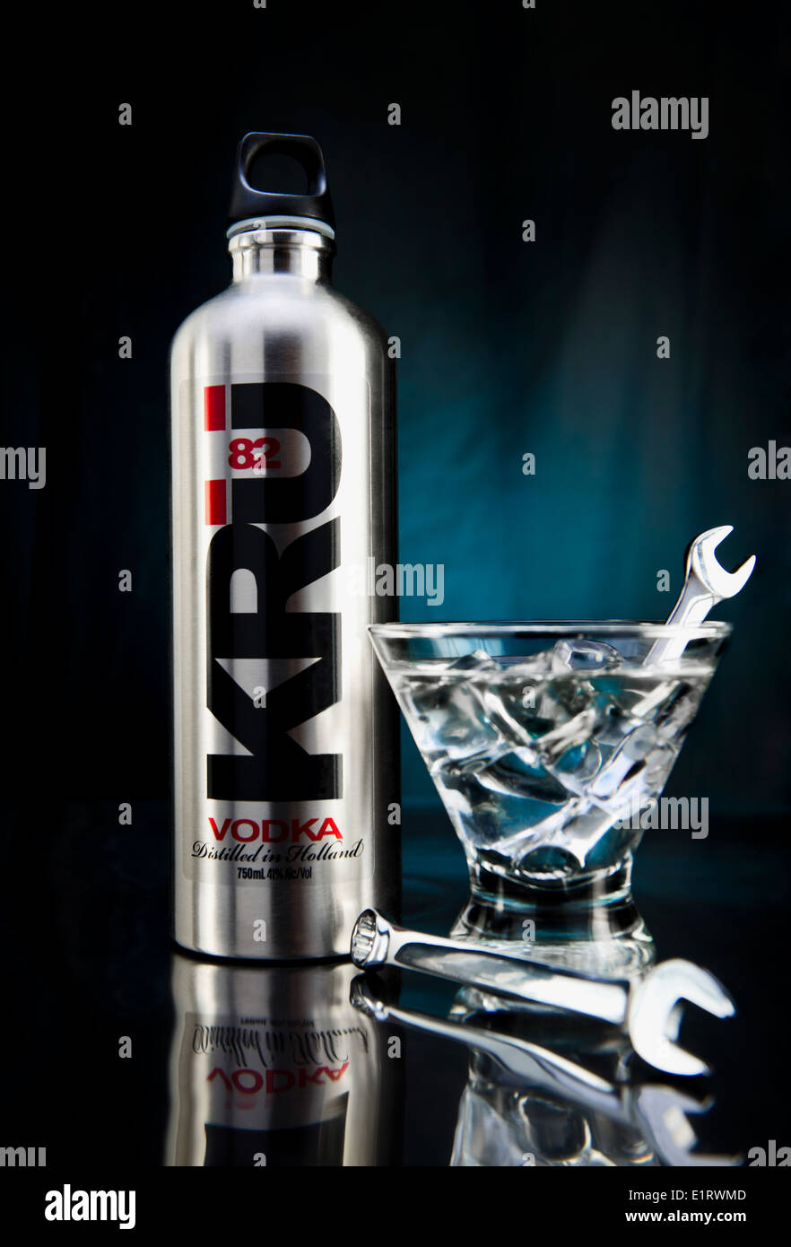 KRU 82 Vodka con Martini guarnito con una chiave Chrome agitare swizzle stick / concetto: industriale, 'blue collar' Foto Stock