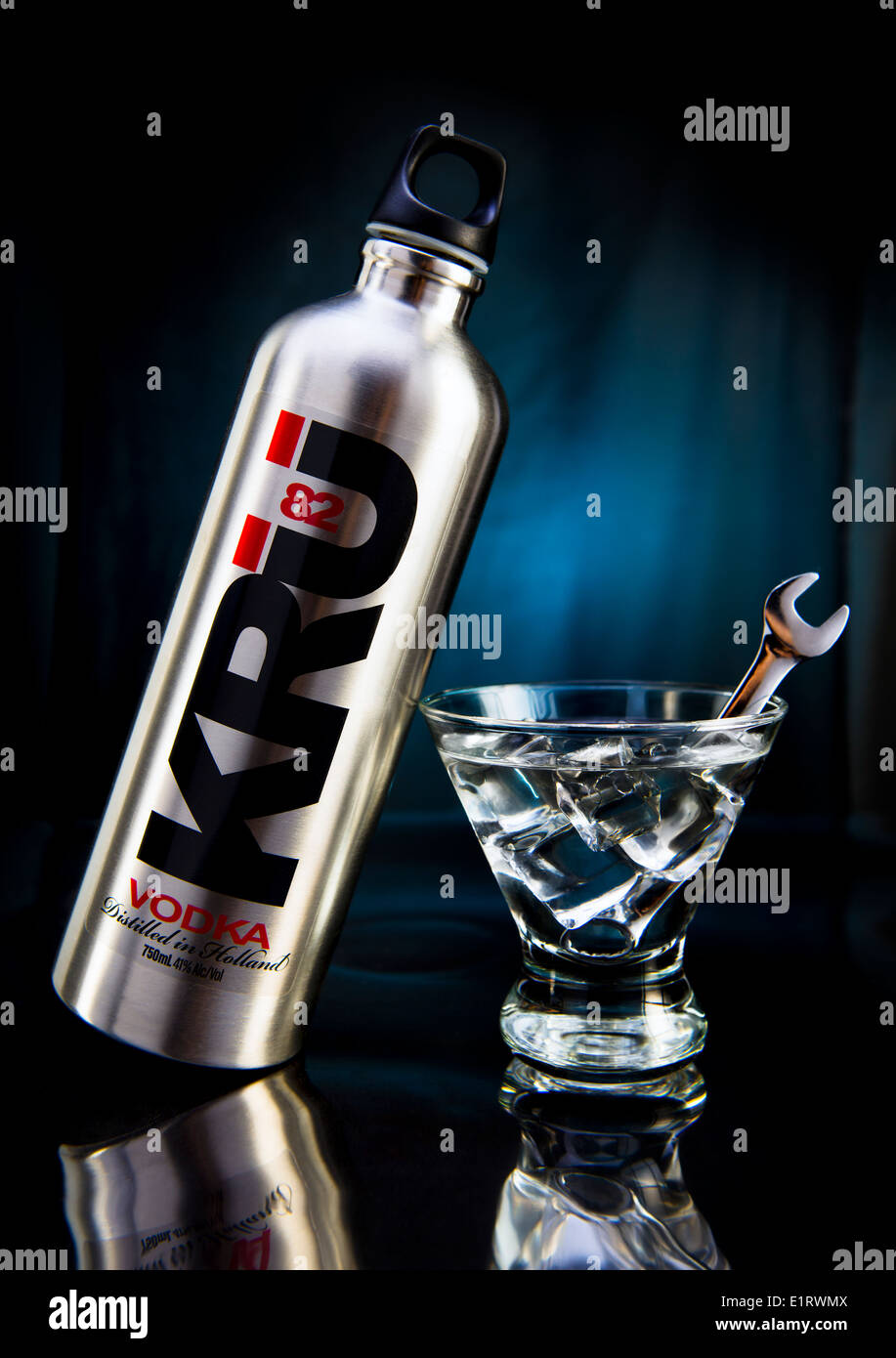 KRU 82 Vodka con Martini guarnito con una chiave Chrome agitare swizzle stick / concetto: industriale, 'blue collar' Foto Stock