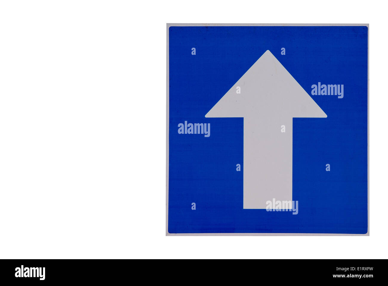 Cartello stradale. Obbligatorio solo in avanti Foto Stock
