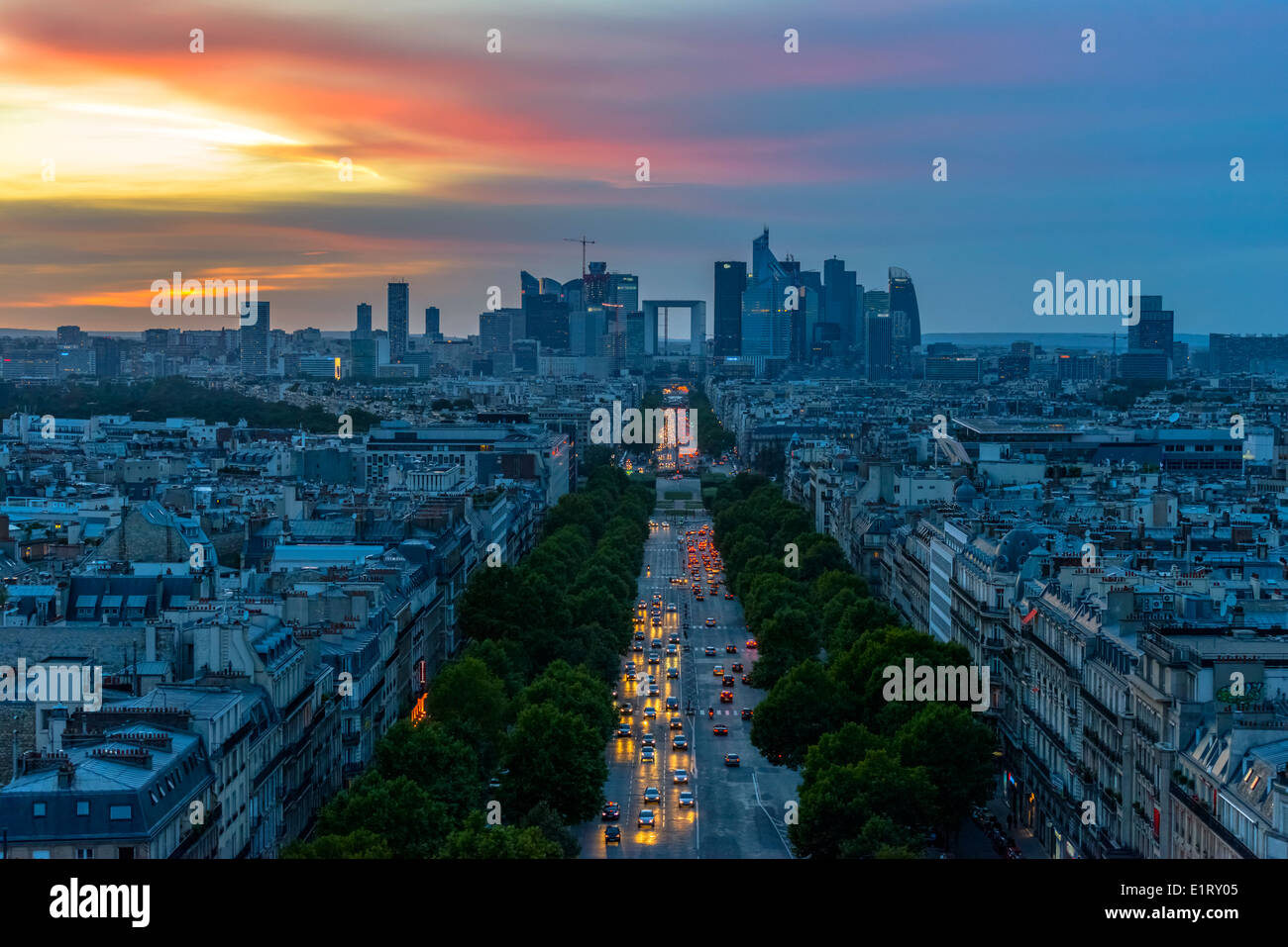 La Defense al tramonto come si vede dall'Arc de Triomphe Foto Stock