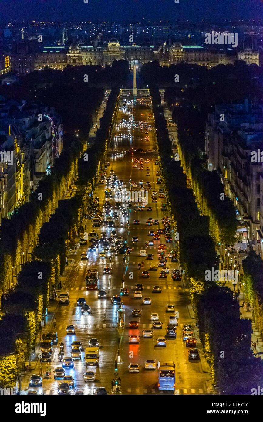 Campi Elisi e Place de la Concorde di notte come si vede dall'Arc de Triomphe a Parigi, Francia Foto Stock