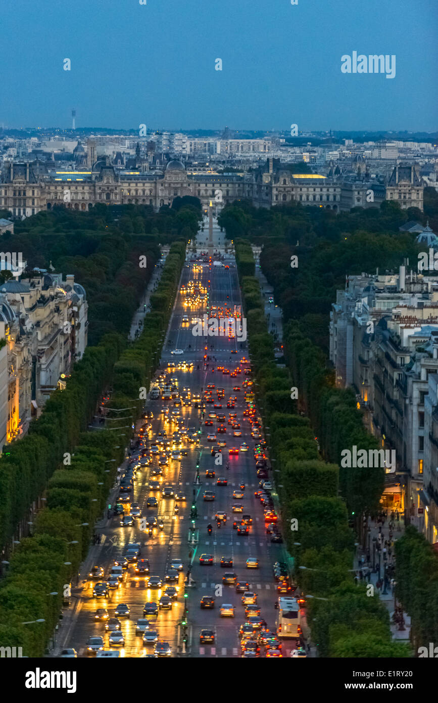 Campi Elisi e Place de la Concorde. Come si vede dall'Arc de Triomphe a Parigi, Francia Foto Stock