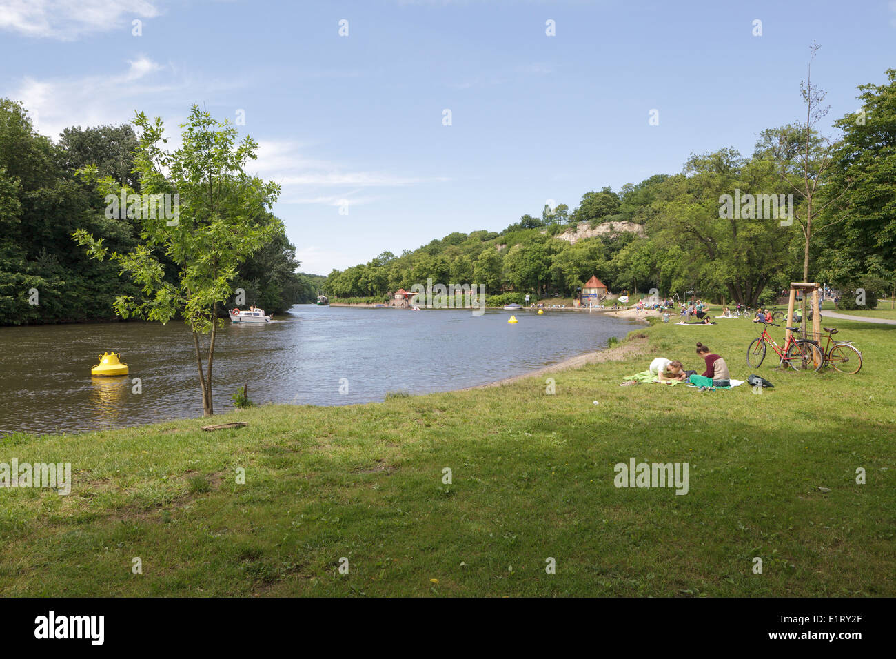 Fiume Saale dal Ziegelwiese, Halle Saale, Sassonia Anhalt, Germania Foto Stock