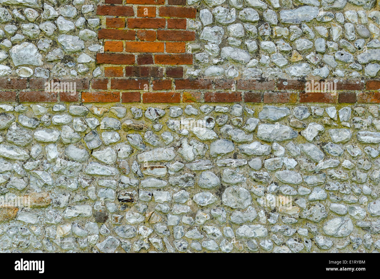Edificio tradizionale materiale di selce e mattoni usati su molti Norfolk edifici agricoli. Foto Stock