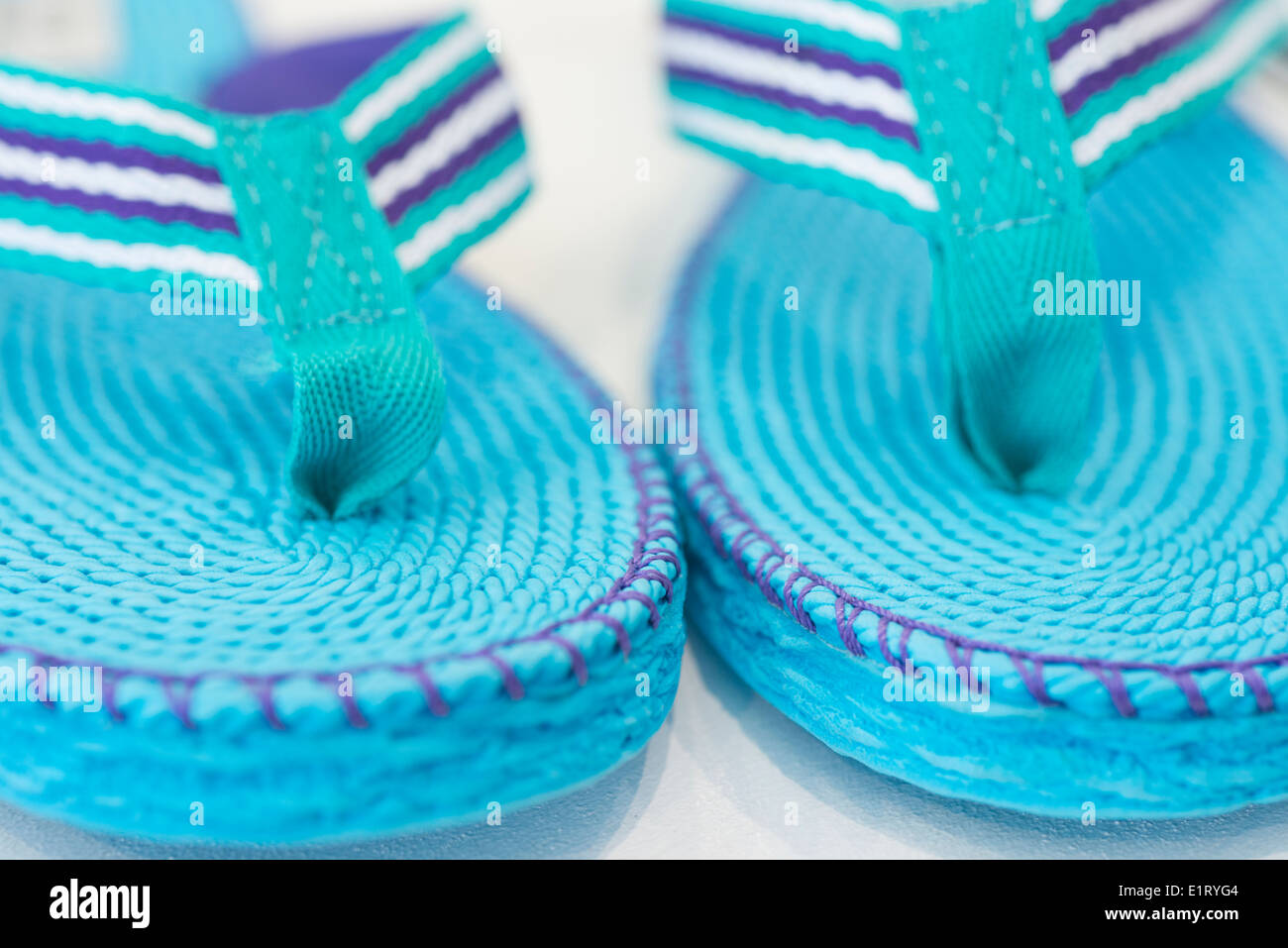 Chiudere fino ad una coppia di flip flop scarpe. Foto Stock