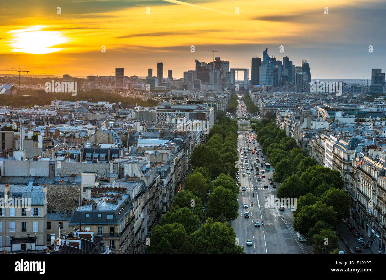 La Defense al tramonto come si vede dall'Arc de Triomphe Foto Stock